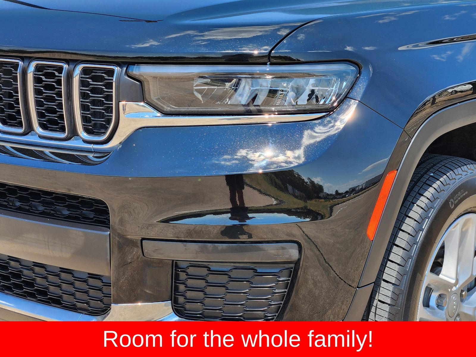 Used 2025 Diamond Black Crystal Pearlcoat Jeep Laredo image 10