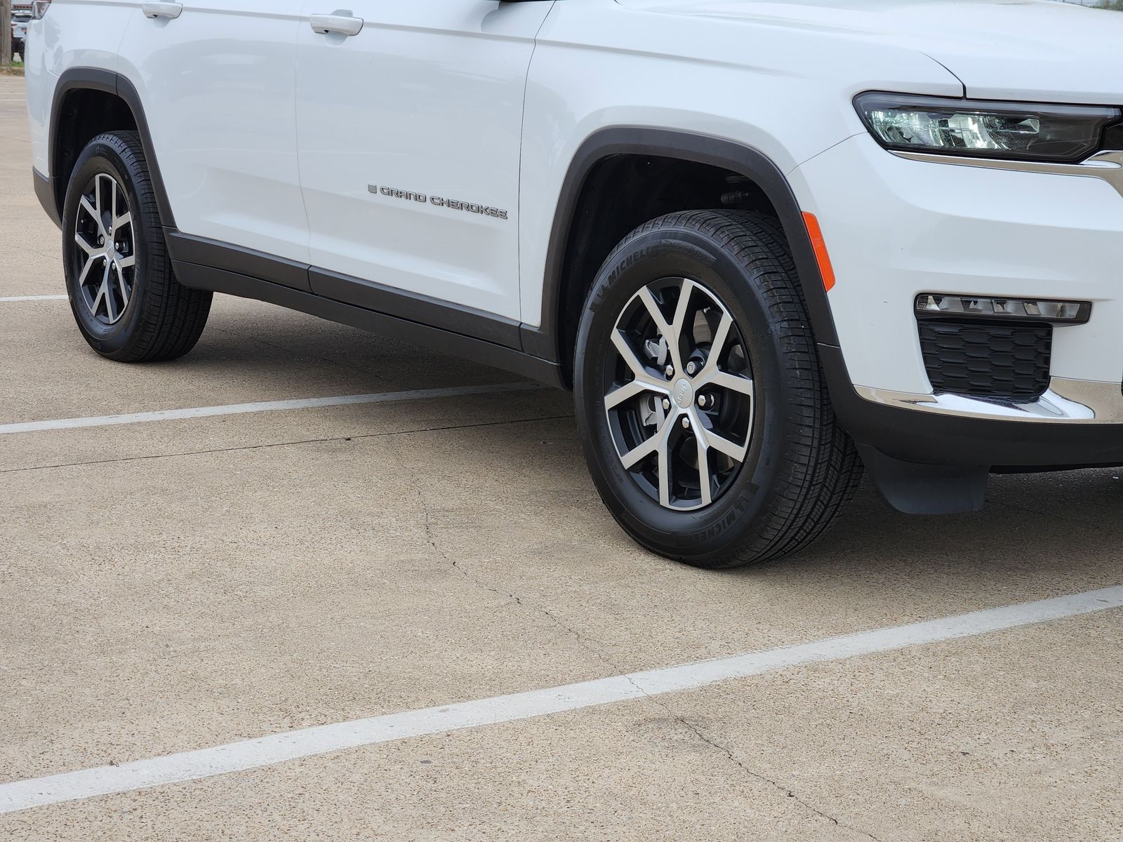 Used 2025 Bright White Jeep Limited image 11