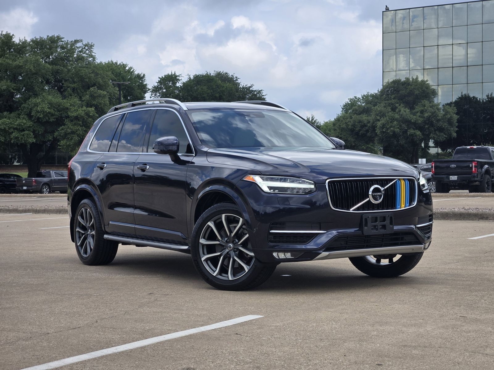 2016 Volvo XC90 T6 AWD Momentum's photo