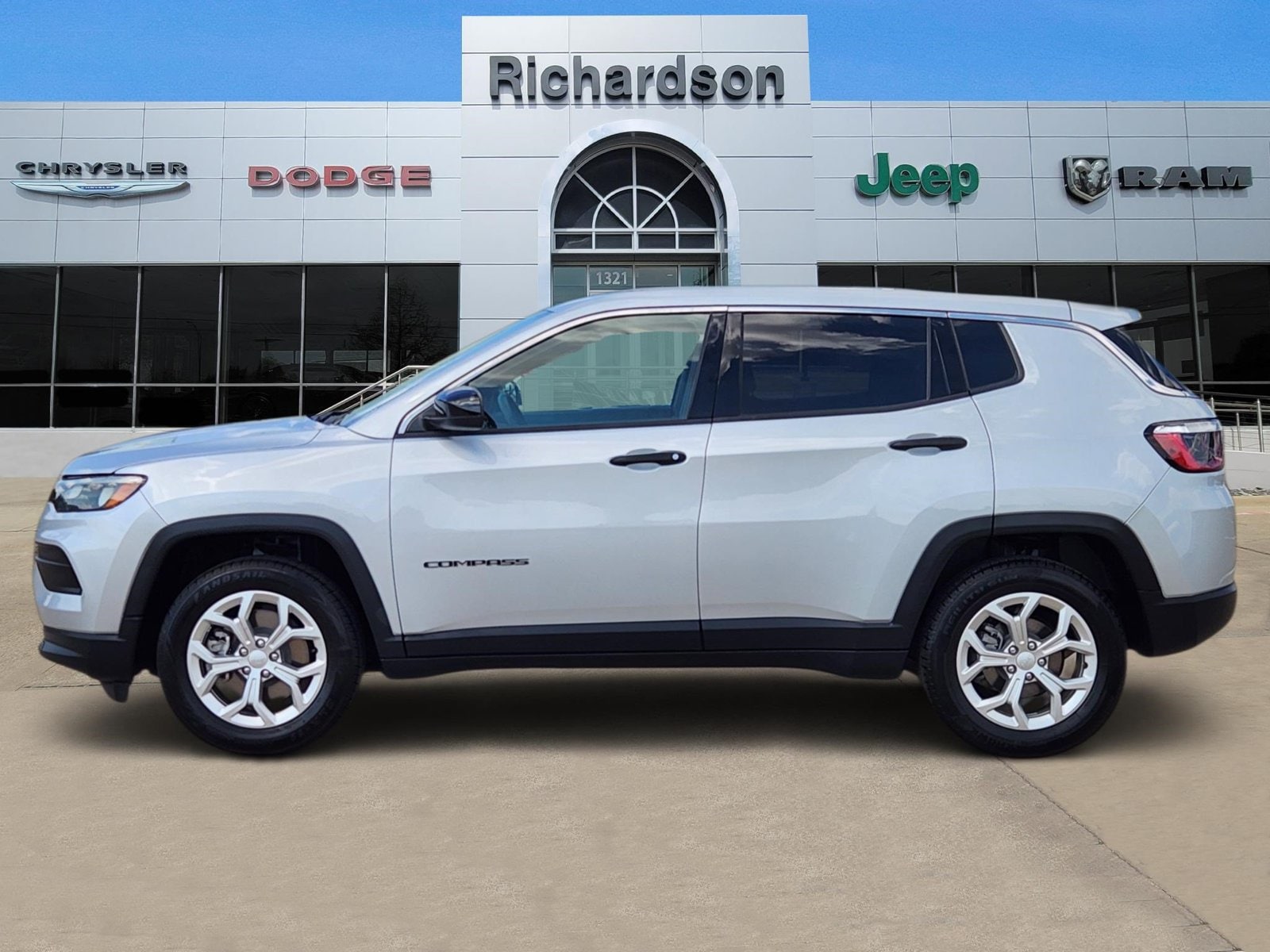Used 2024 Silver Zynith Jeep Sport image 3
