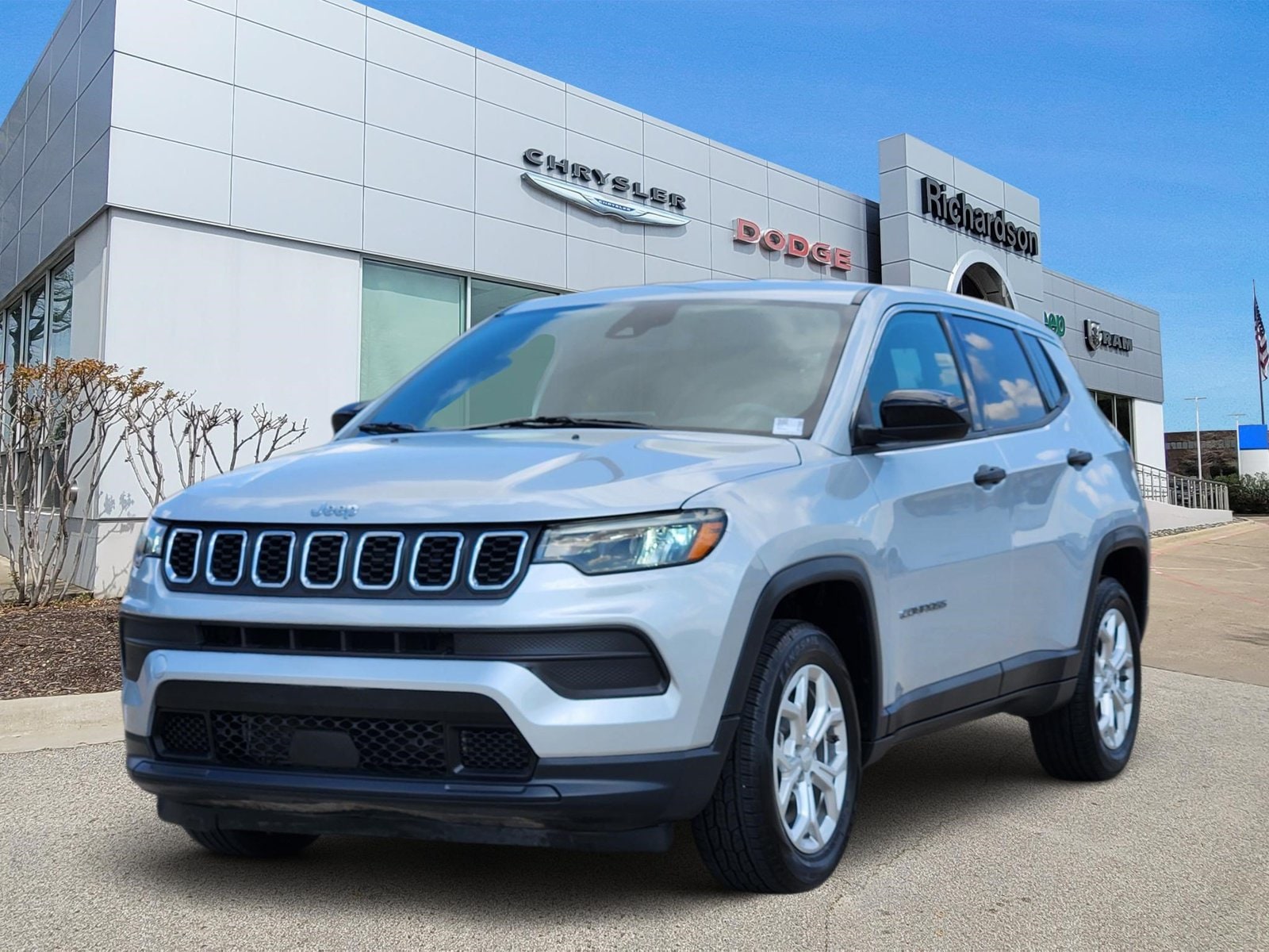 Used 2024 Silver Zynith Jeep Sport image 2