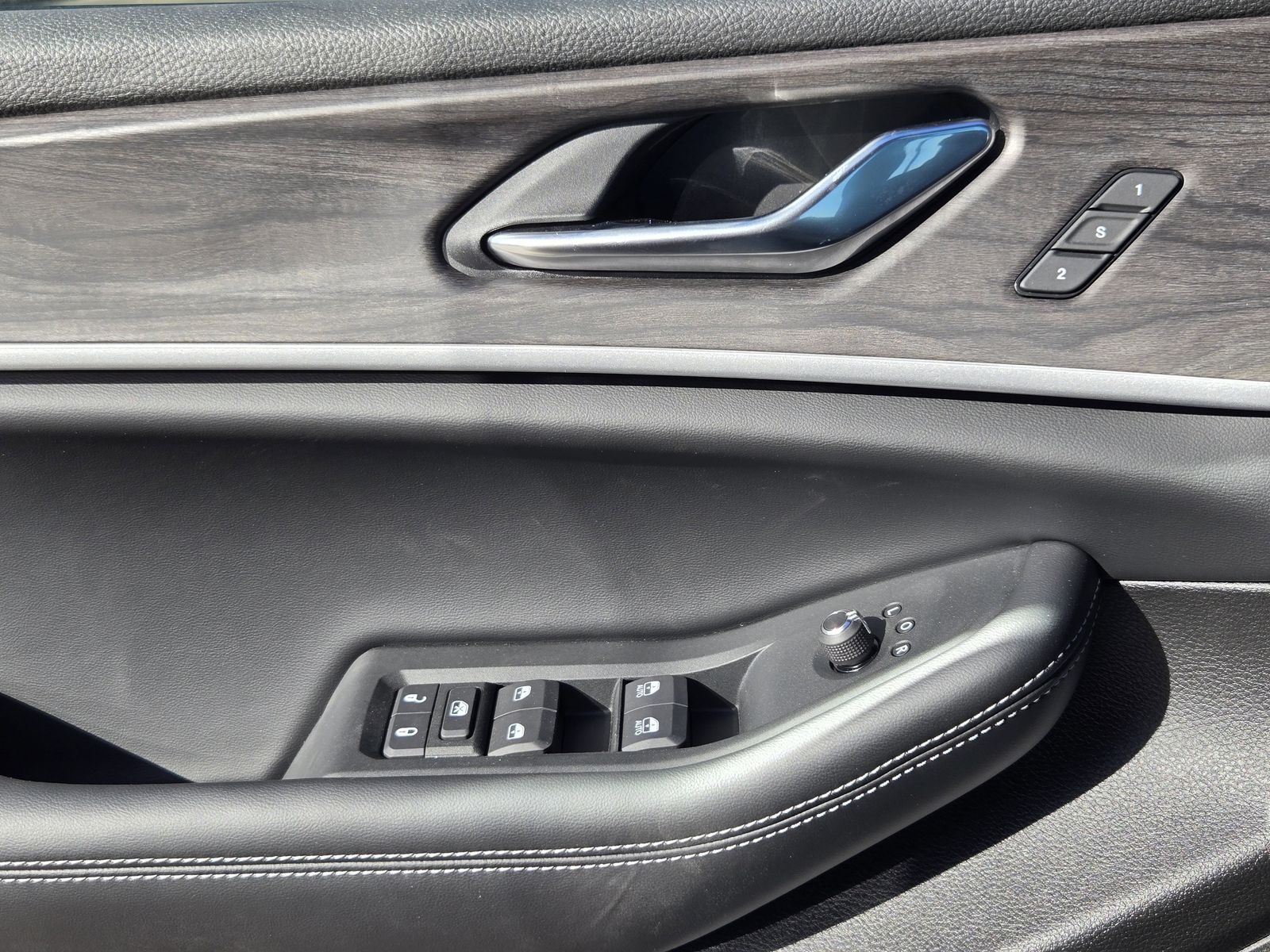 New 2025 Diamond Black Crystal Pearlcoat Jeep L LIMITED 4X4 image 23