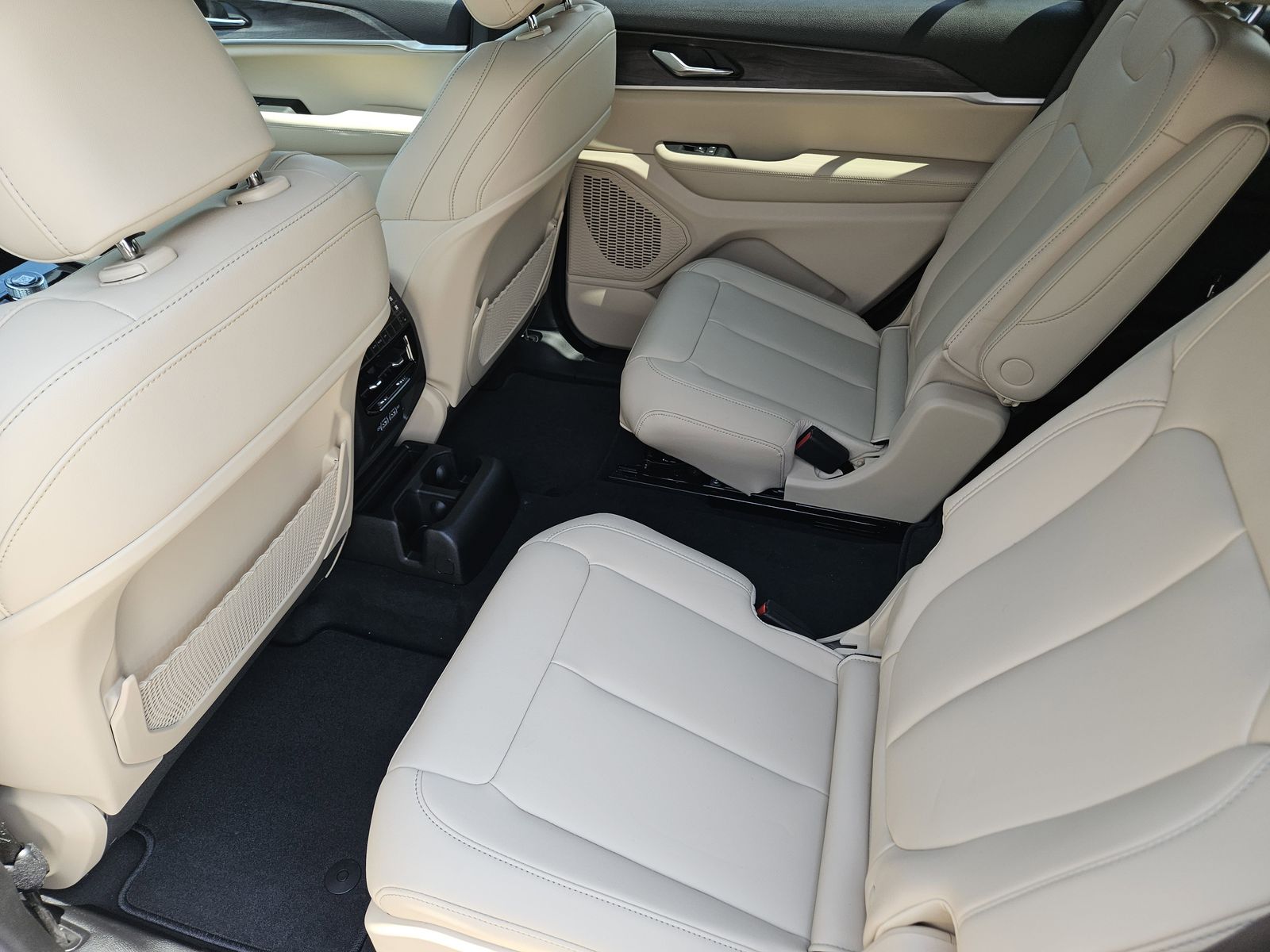 New 2025 Bright White Jeep L LIMITED 4X4 image 30