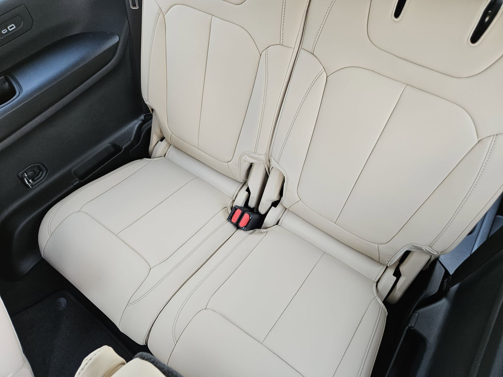 New 2025 Bright White Jeep L LIMITED 4X4 image 31