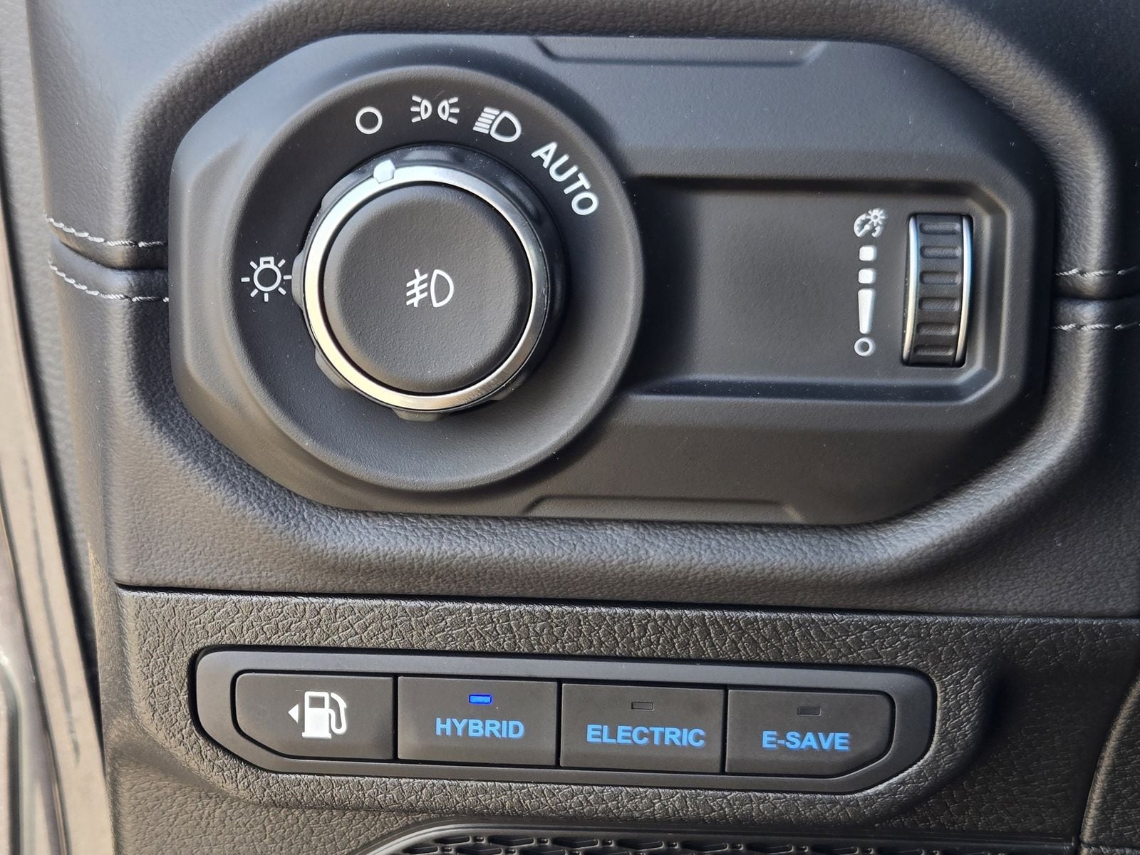 Used 2025 Granite Crystal Jeep Sahara image 29