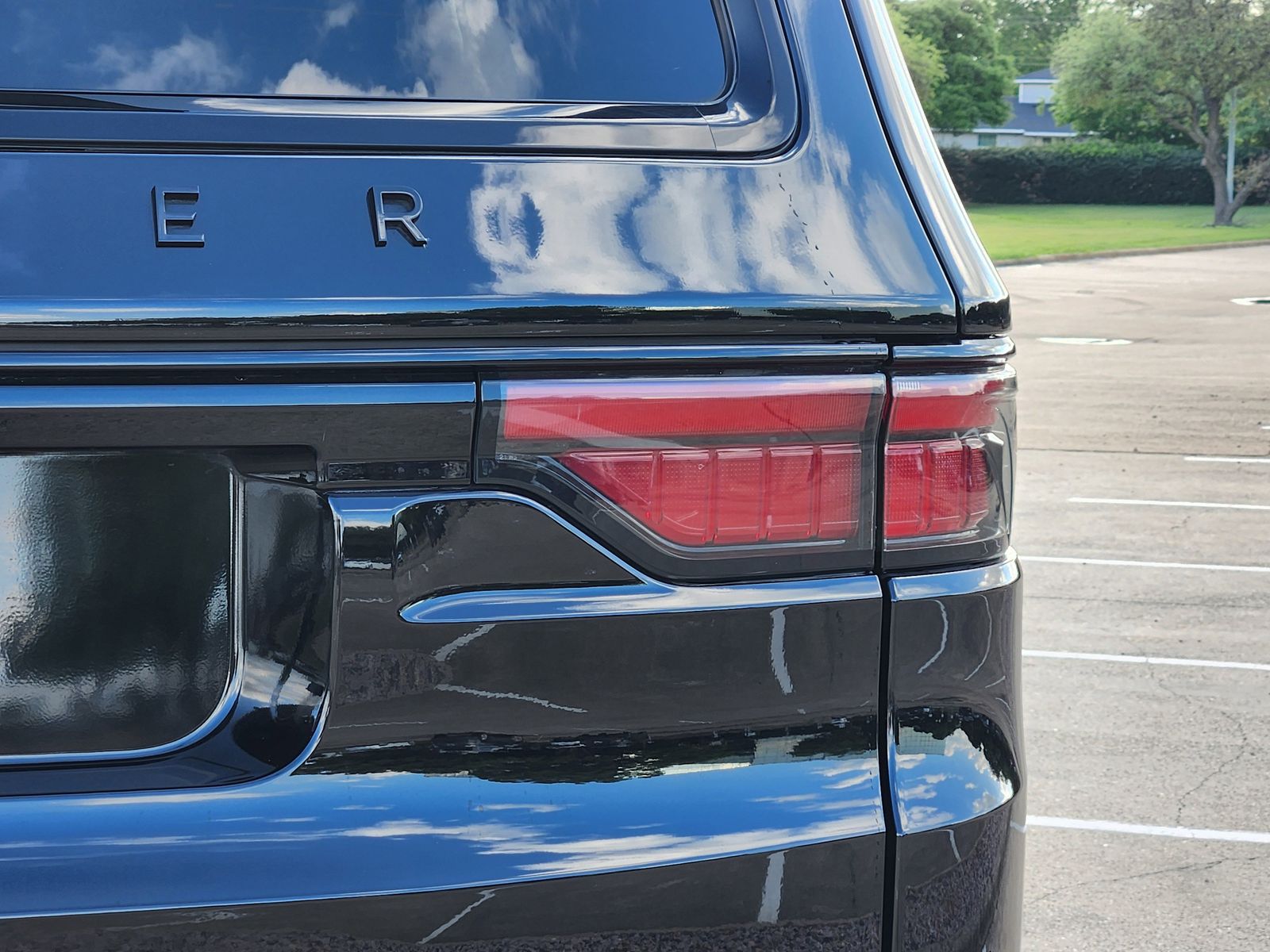 Used 2023 Diamond Black Crystal Pearlcoat Jeep Base image 16