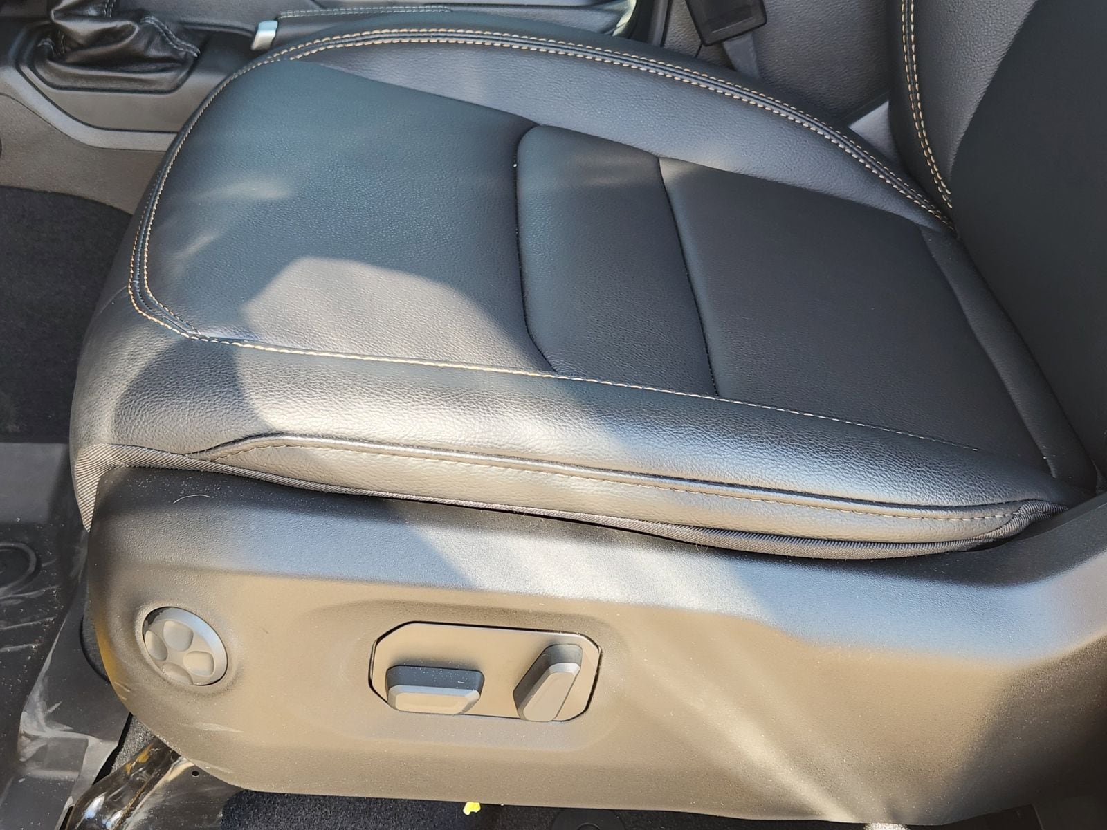 New 2026 Granite Crystal Jeep SAHARA 4X4 image 32