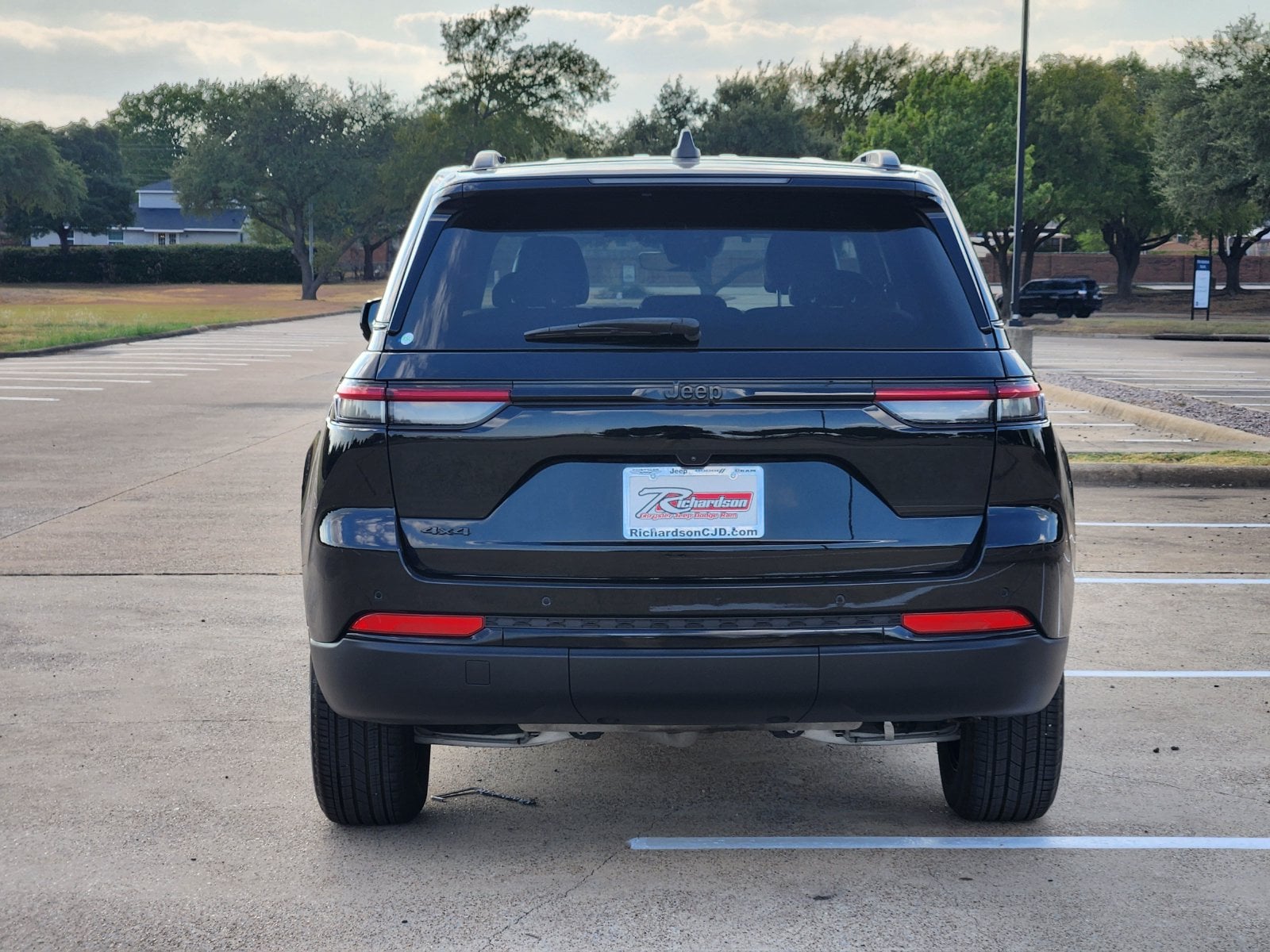 Used 2025 Diamond Black Crystal Pearlcoat Jeep Laredo image 5