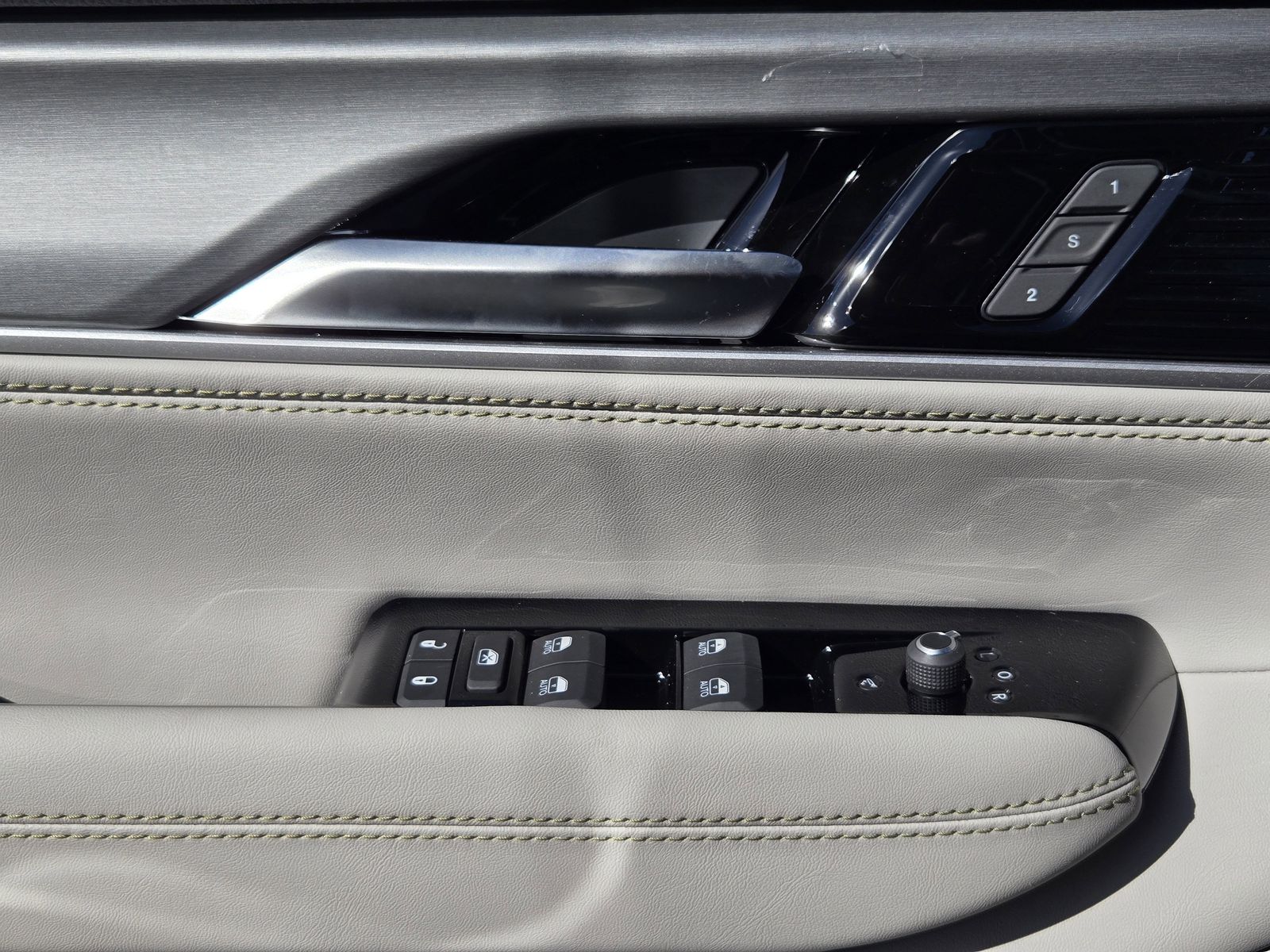 New 2025 Diamond Black Crystal Pearlcoat Jeep L LIMITED 4X4 image 24