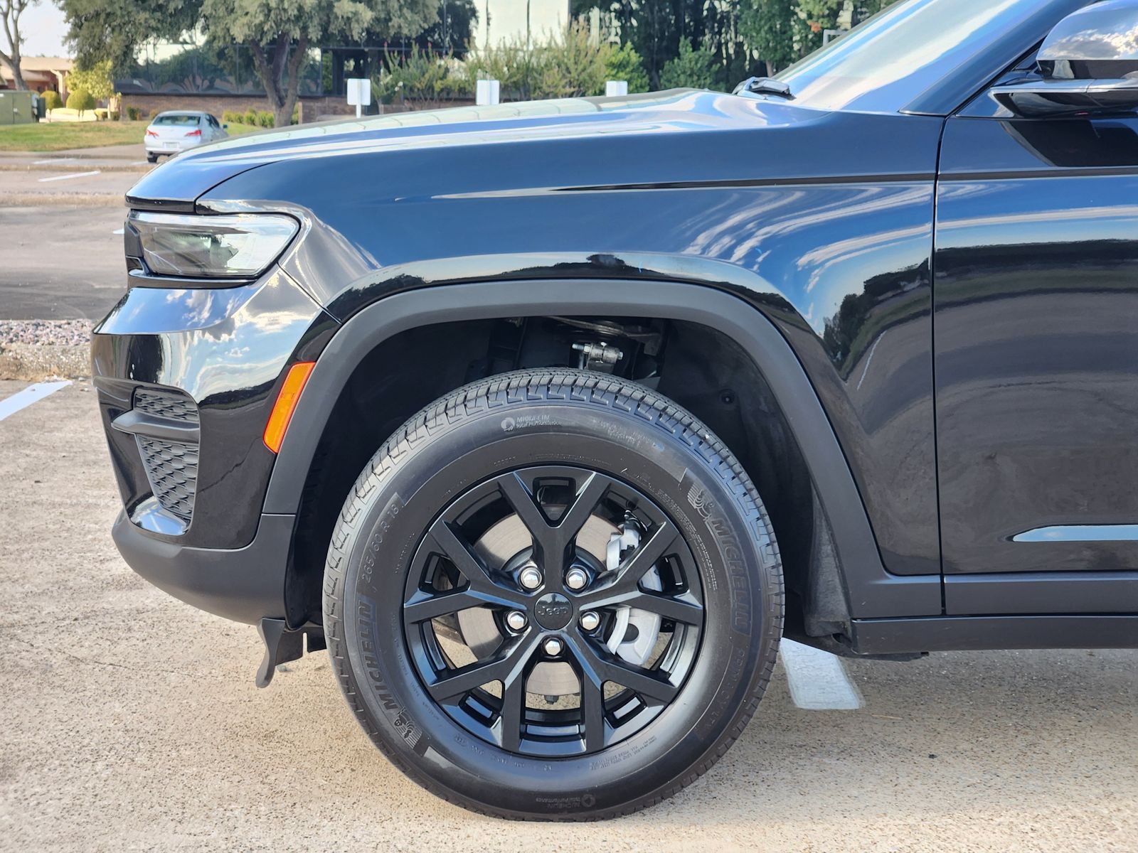 Used 2025 Diamond Black Crystal Pearlcoat Jeep Laredo image 17