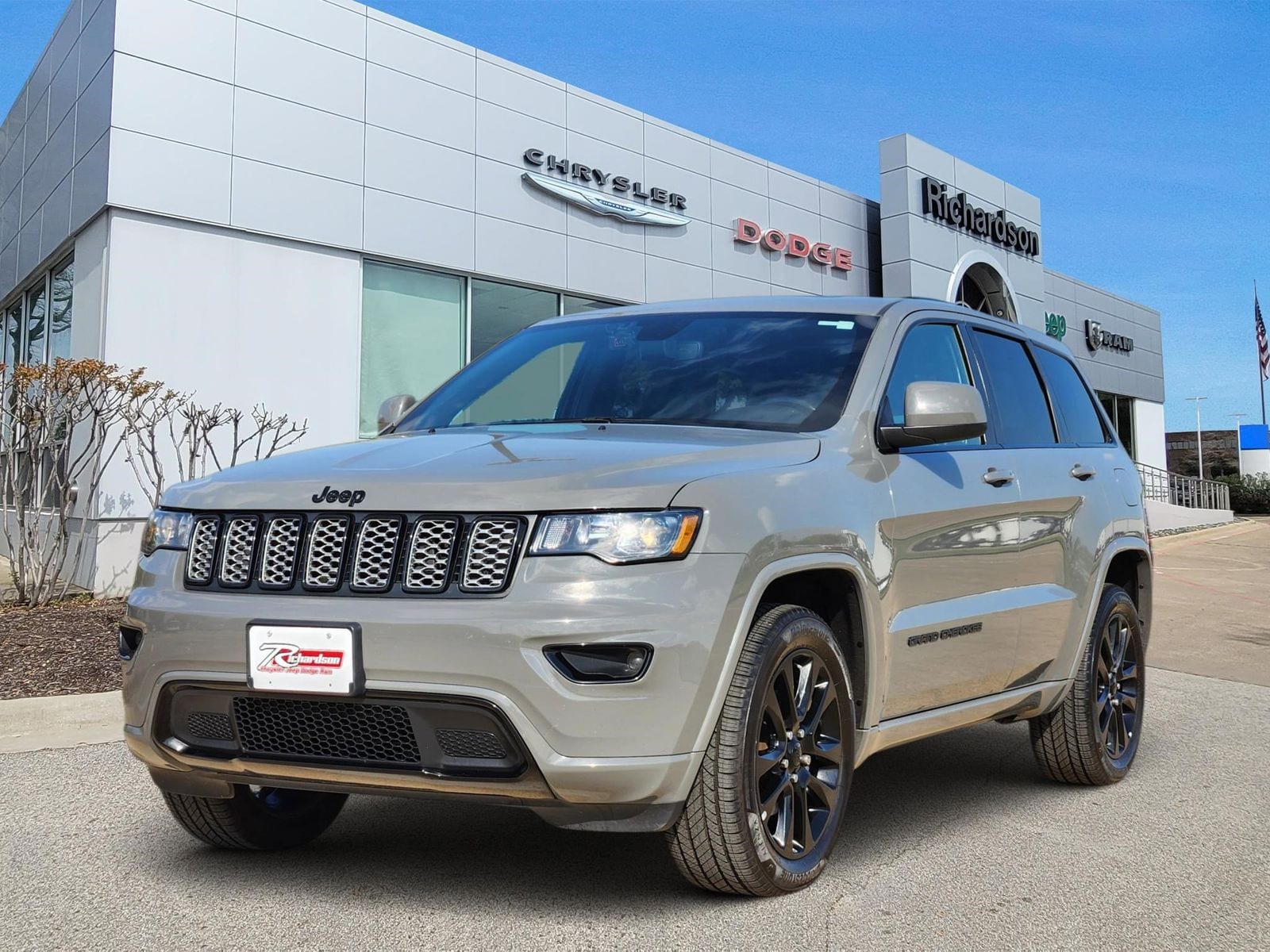 Used 2020 Sting-Gray Clearcoat Jeep Laredo image 2