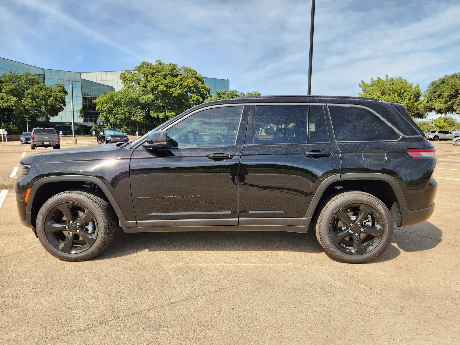 New 2026 Diamond Black Crystal Pearlcoat Jeep LIMITED 4X2 image 3