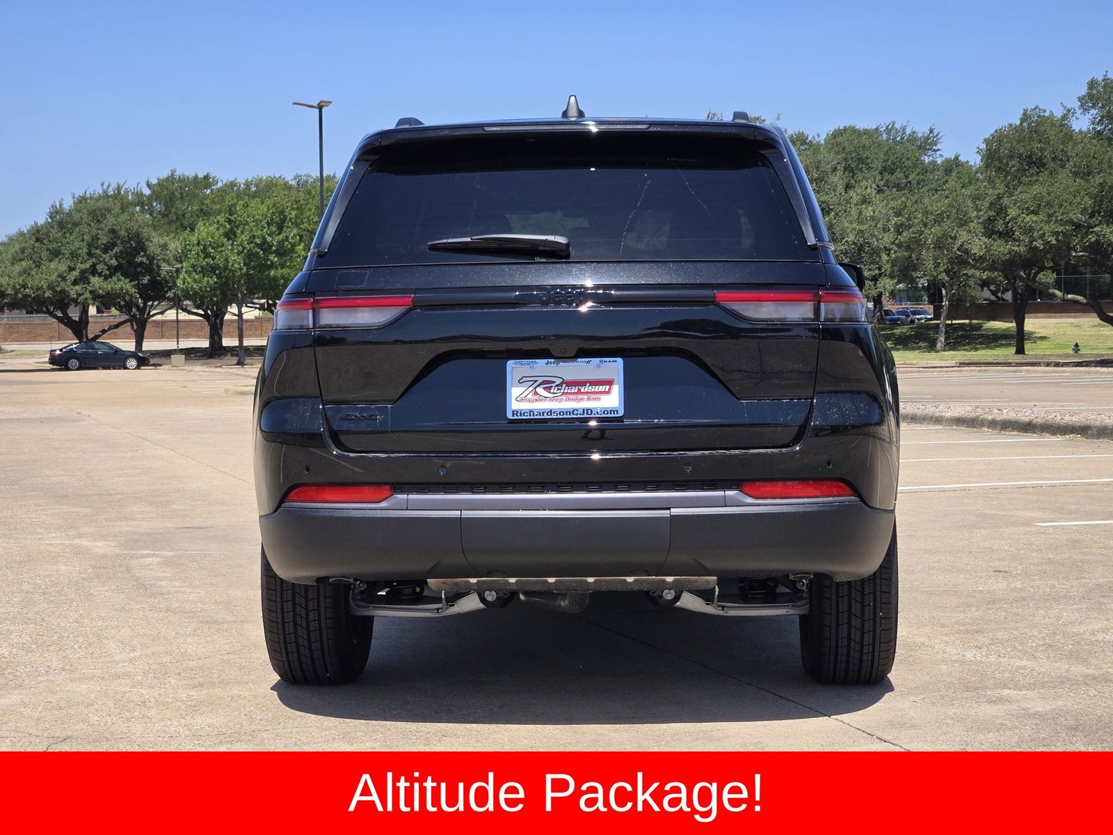 New 2026 Diamond Black Crystal Pearlcoat Jeep LAREDO ALTITUDE 4X4 image 5