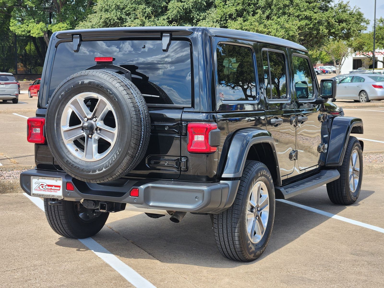 Used 2022 Black Jeep Unlimited Sahara image 6