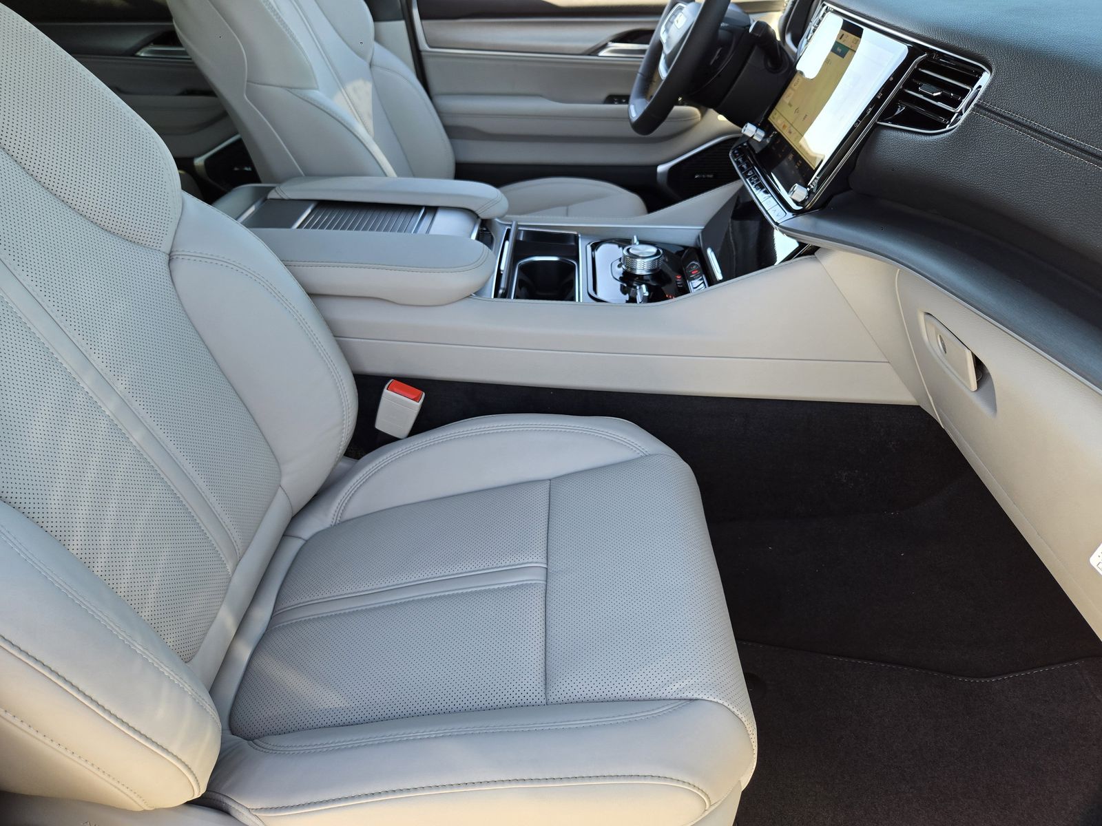 New 2025 Diamond Black Crystal Pearlcoat Jeep L LIMITED 4X4 image 14