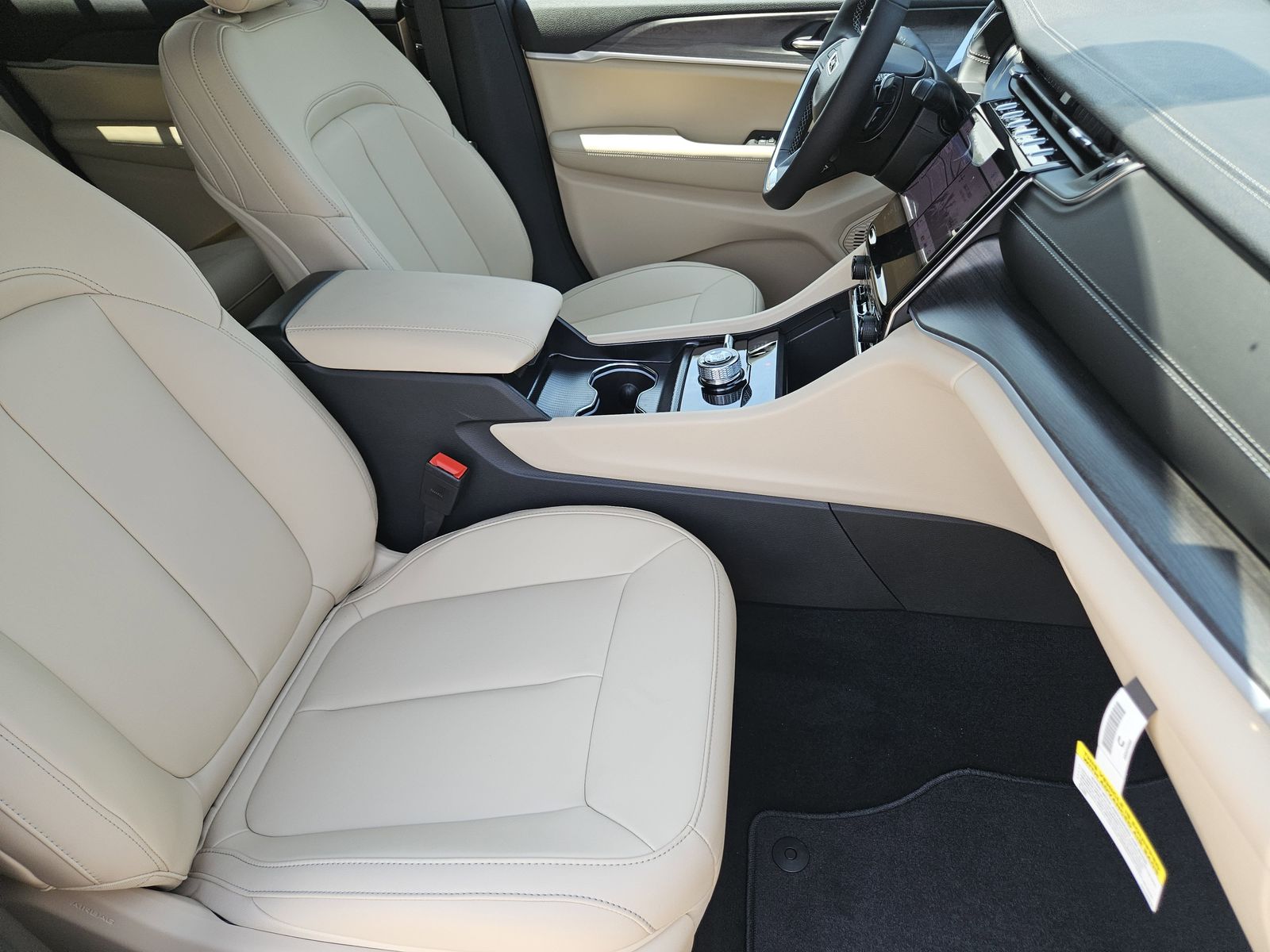 New 2025 Bright White Jeep L LIMITED 4X4 image 16