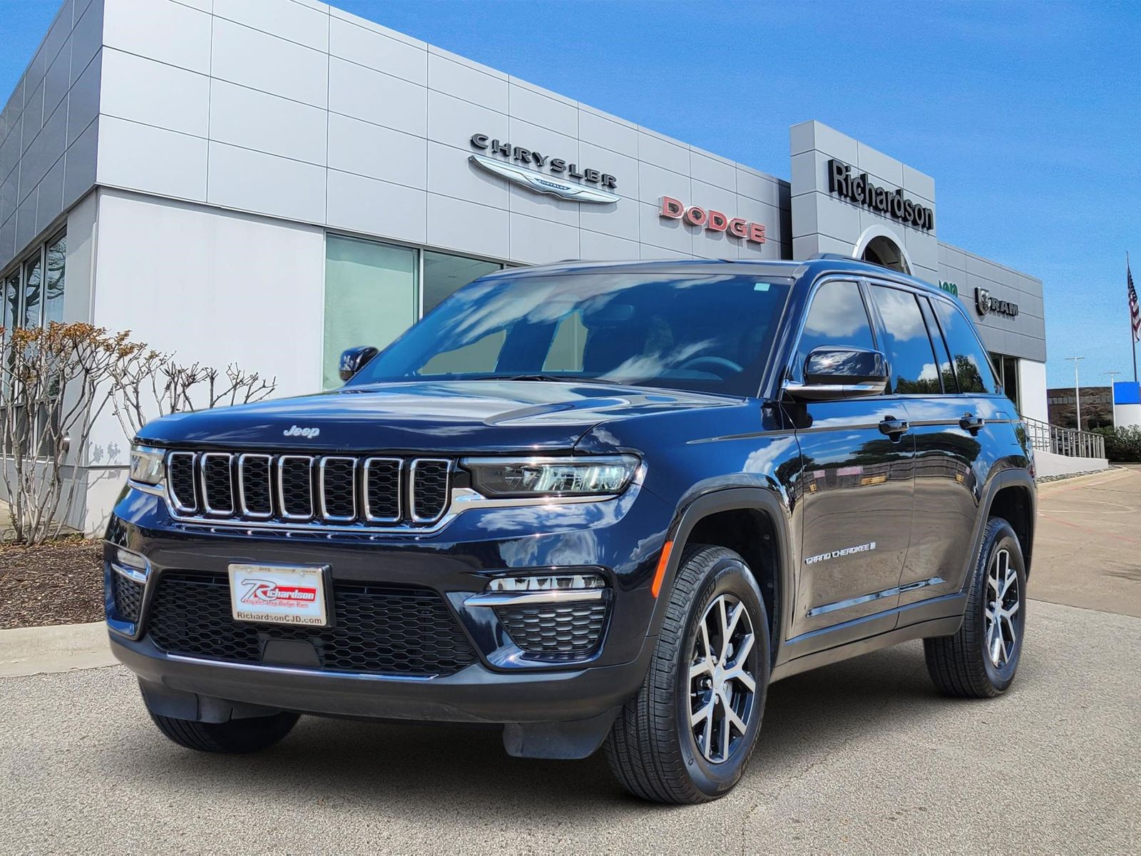 Used 2024 Midnight Sky Jeep Limited image 2