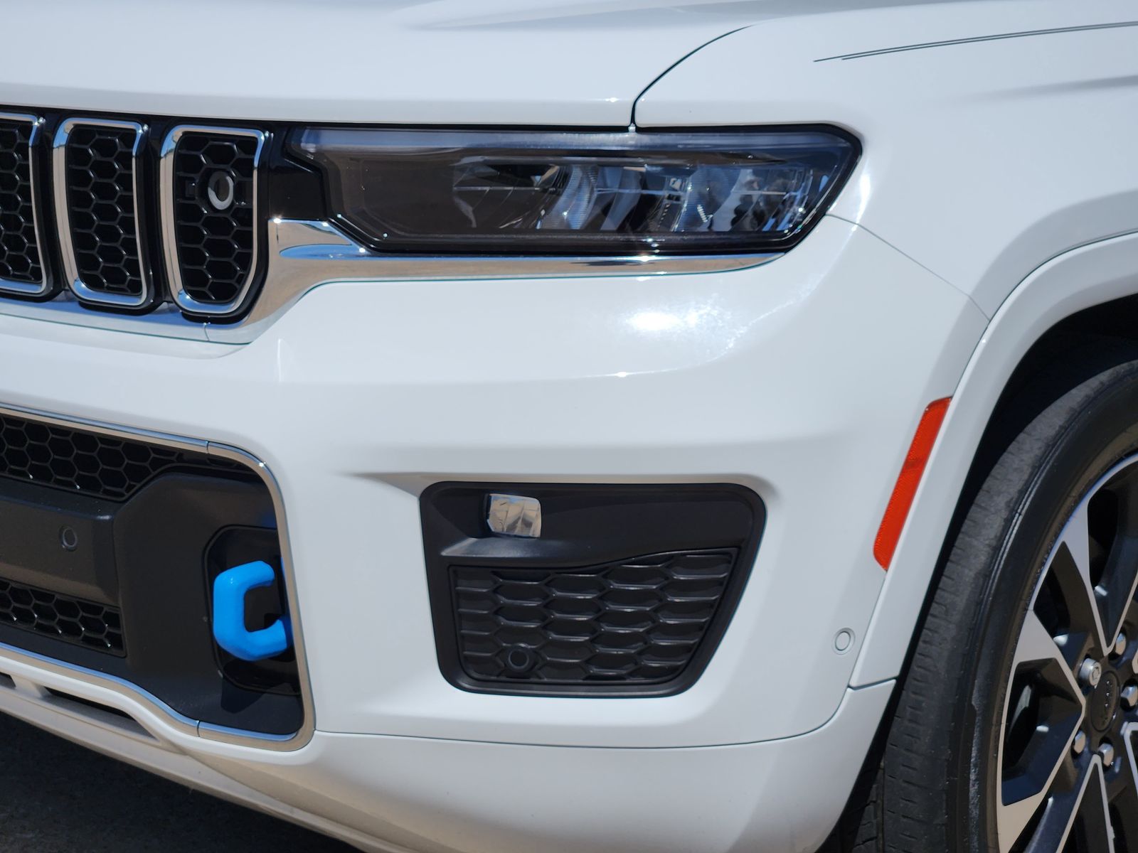 Used 2022 Bright White Jeep Overland image 10