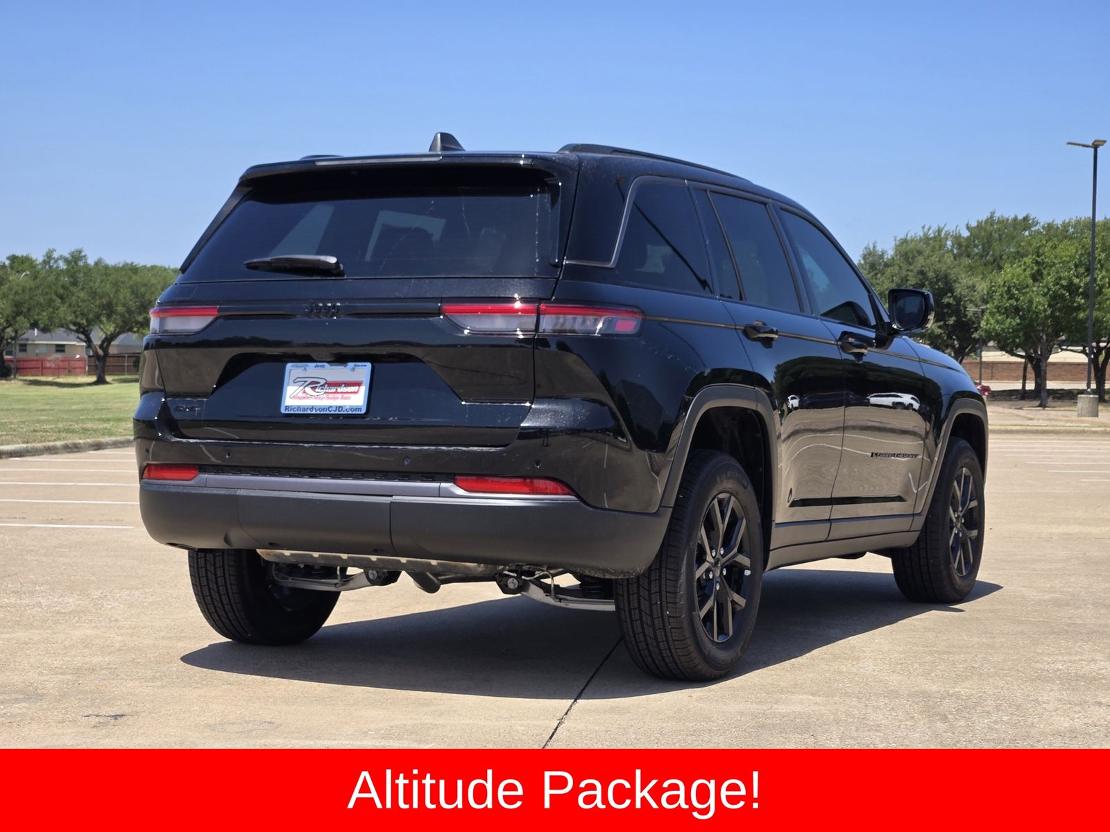 New 2026 Diamond Black Crystal Pearlcoat Jeep LAREDO ALTITUDE 4X4 image 6