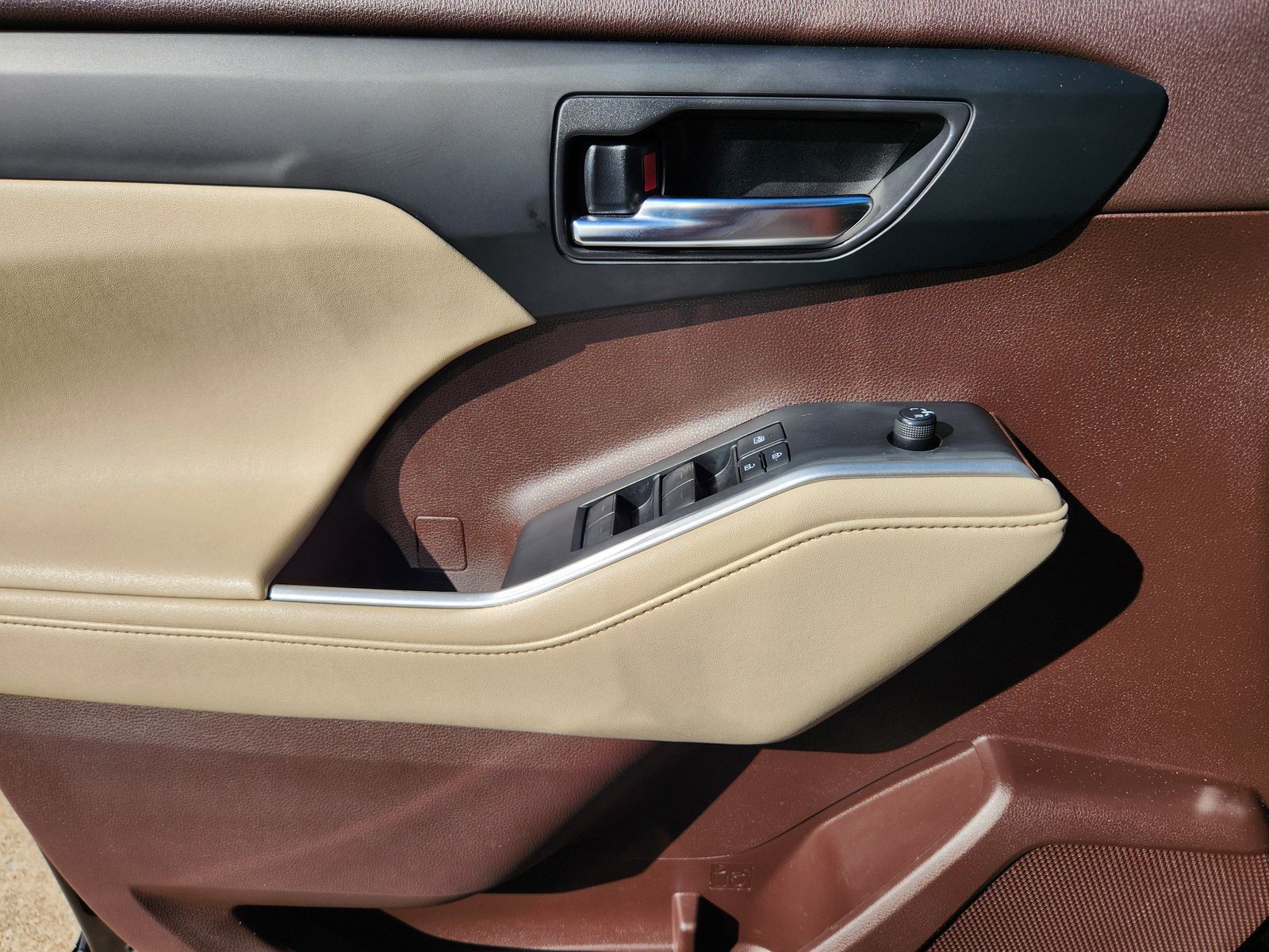 Used 2021 Midnight Black Toyota XLE image 31