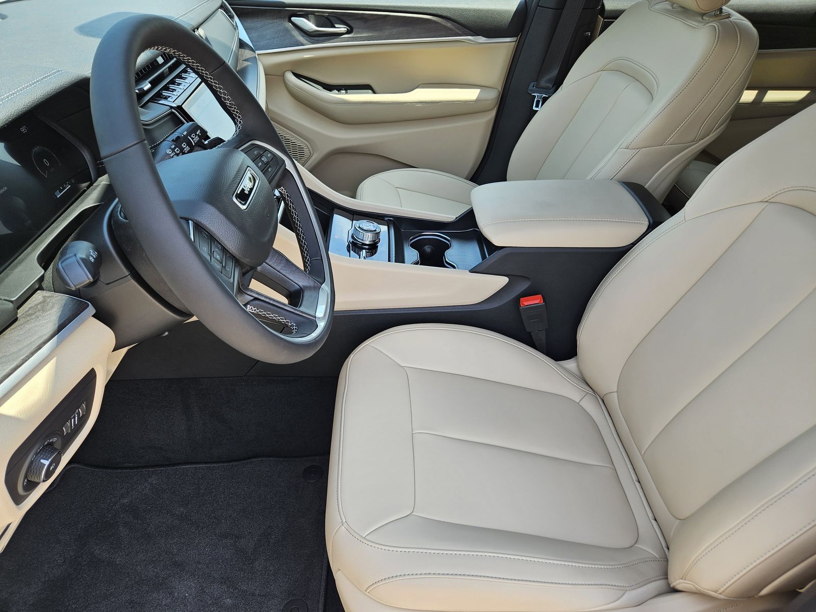 New 2025 Bright White Jeep L LIMITED 4X4 image 15