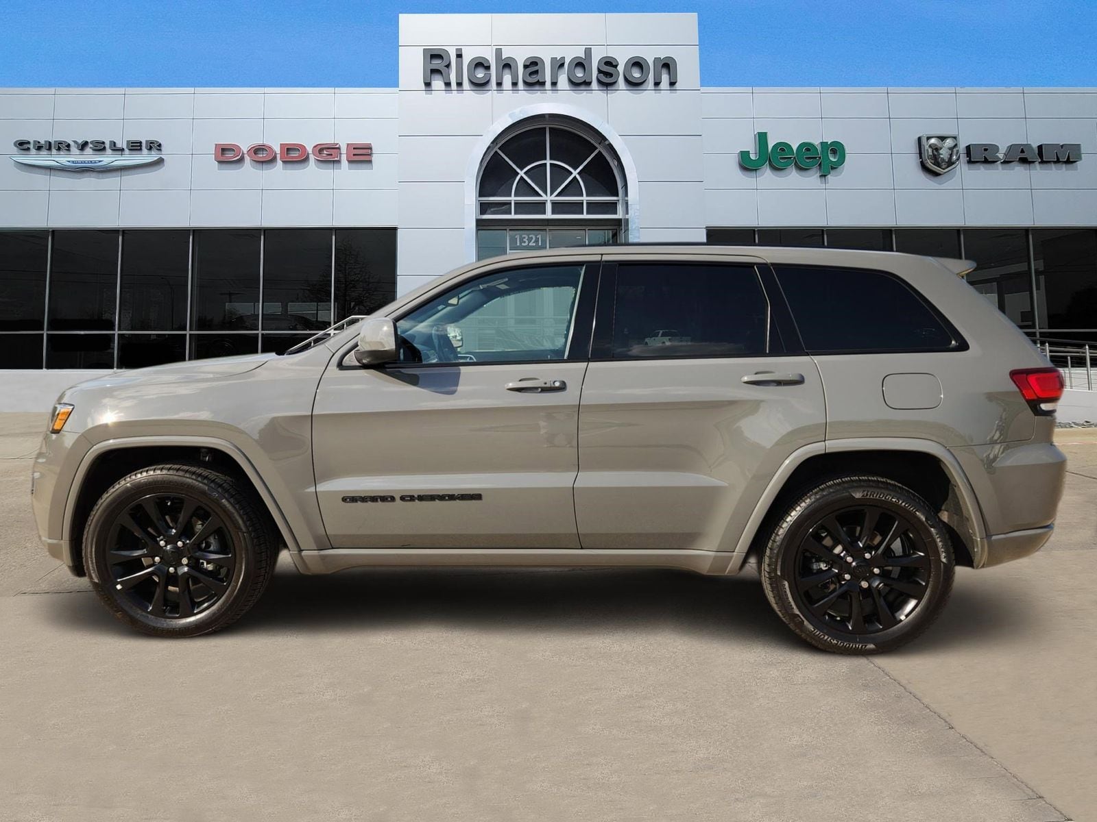 Used 2020 Sting-Gray Clearcoat Jeep Laredo image 3