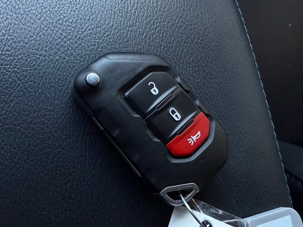 Used 2022 Granite Crystal Jeep Rubicon image 25