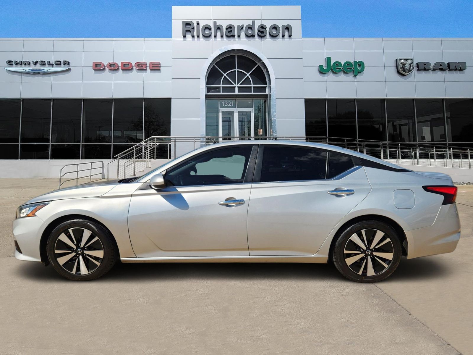 Used 2022 Brilliant Silver Nissan 2.5 SV image 3
