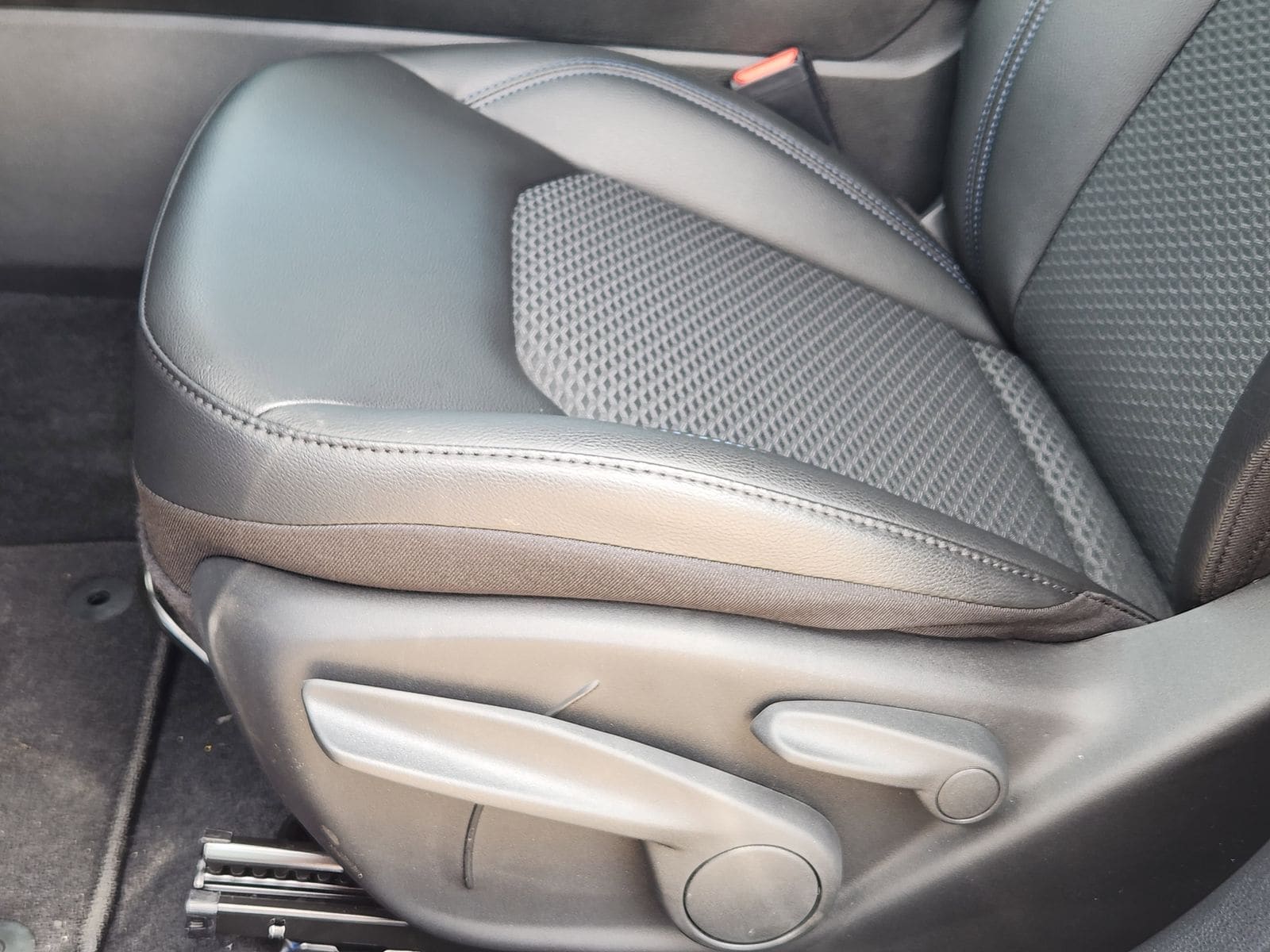 New 2026 Hydro Blue Pearlcoat Jeep LATITUDE ALTITUDE 4X4 image 33