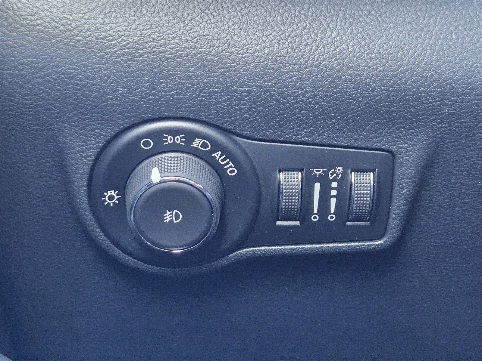 New 2026 Hydro Blue Pearlcoat Jeep LATITUDE ALTITUDE 4X4 image 24
