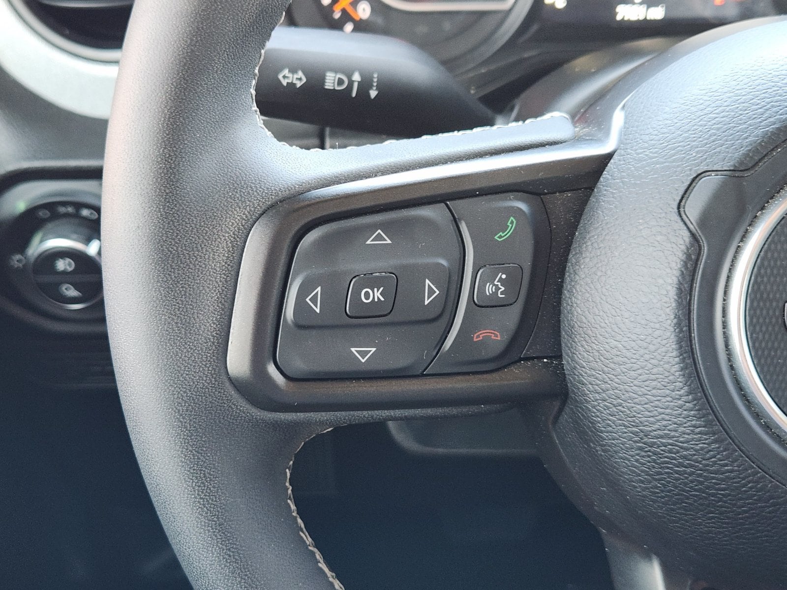 Used 2025 Granite Crystal Jeep Sport image 36