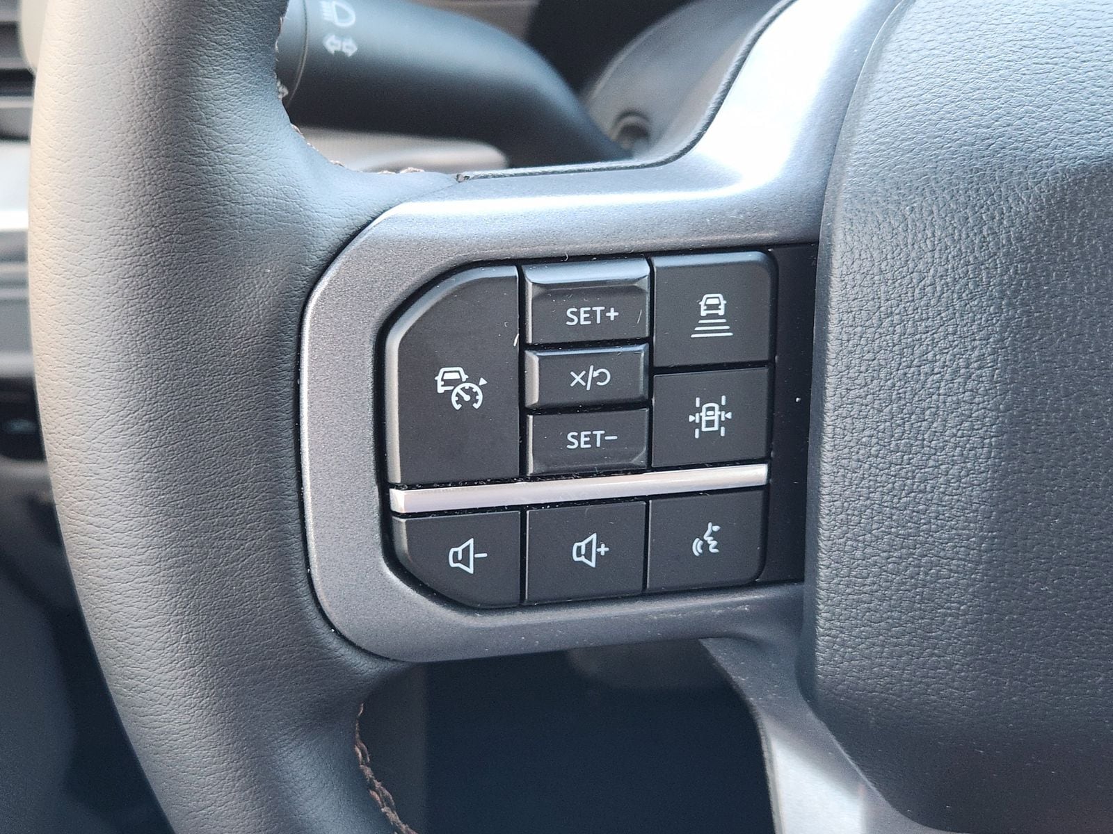 Used 2025 Space White Metallic Ford Lariat image 38