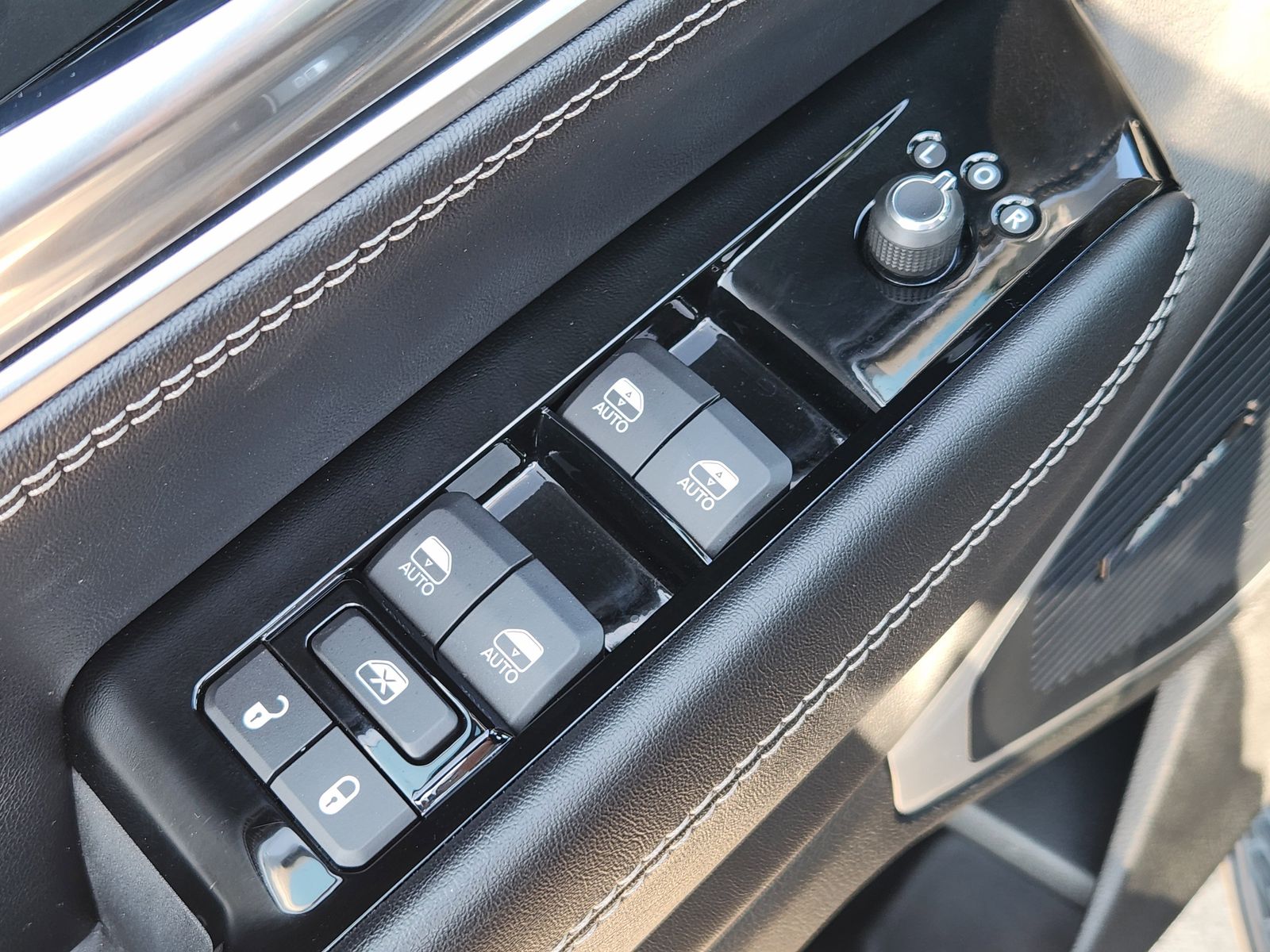 Used 2023 Diamond Black Crystal Pearlcoat Jeep Base image 30