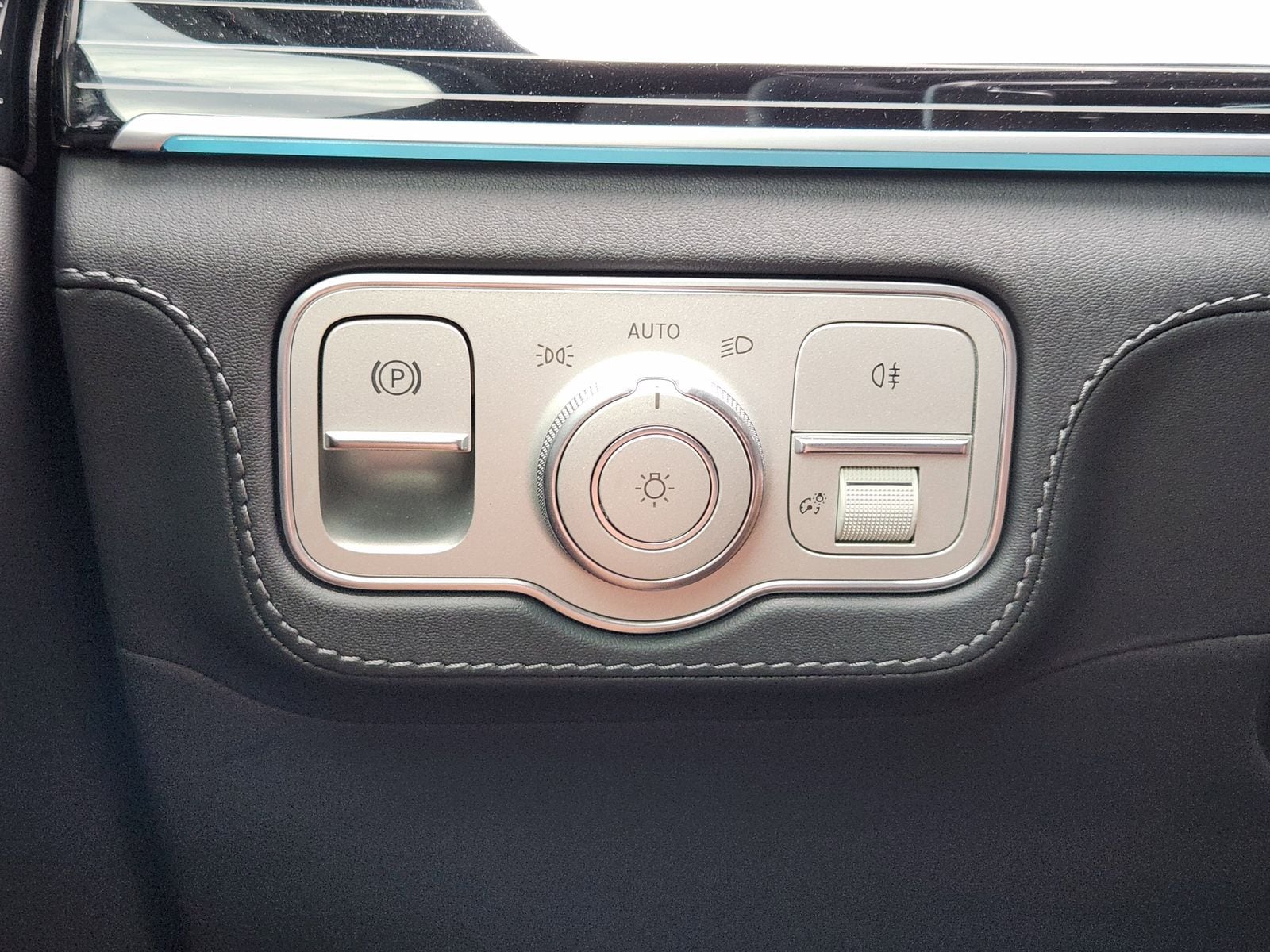 Used 2024 Black Mercedes-Benz 4MATIC® image 31