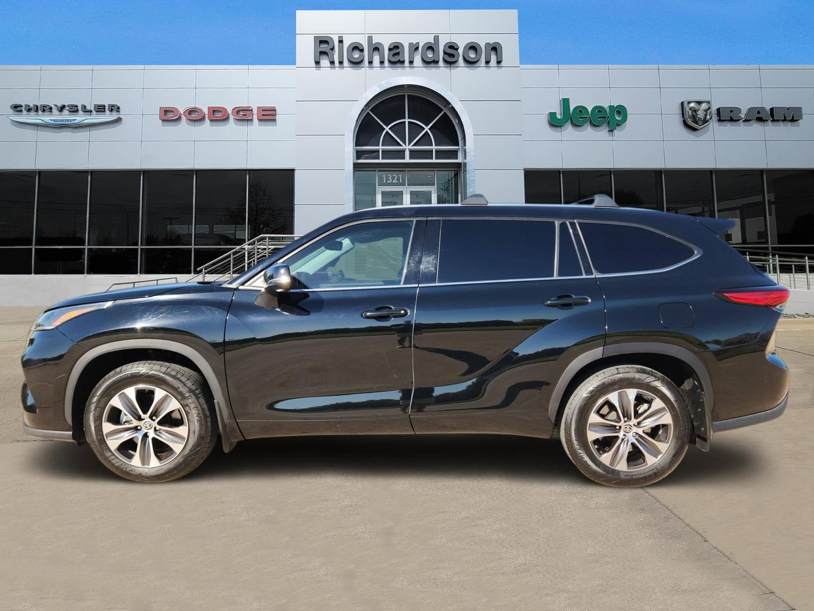 Used 2021 Midnight Black Toyota XLE image 3