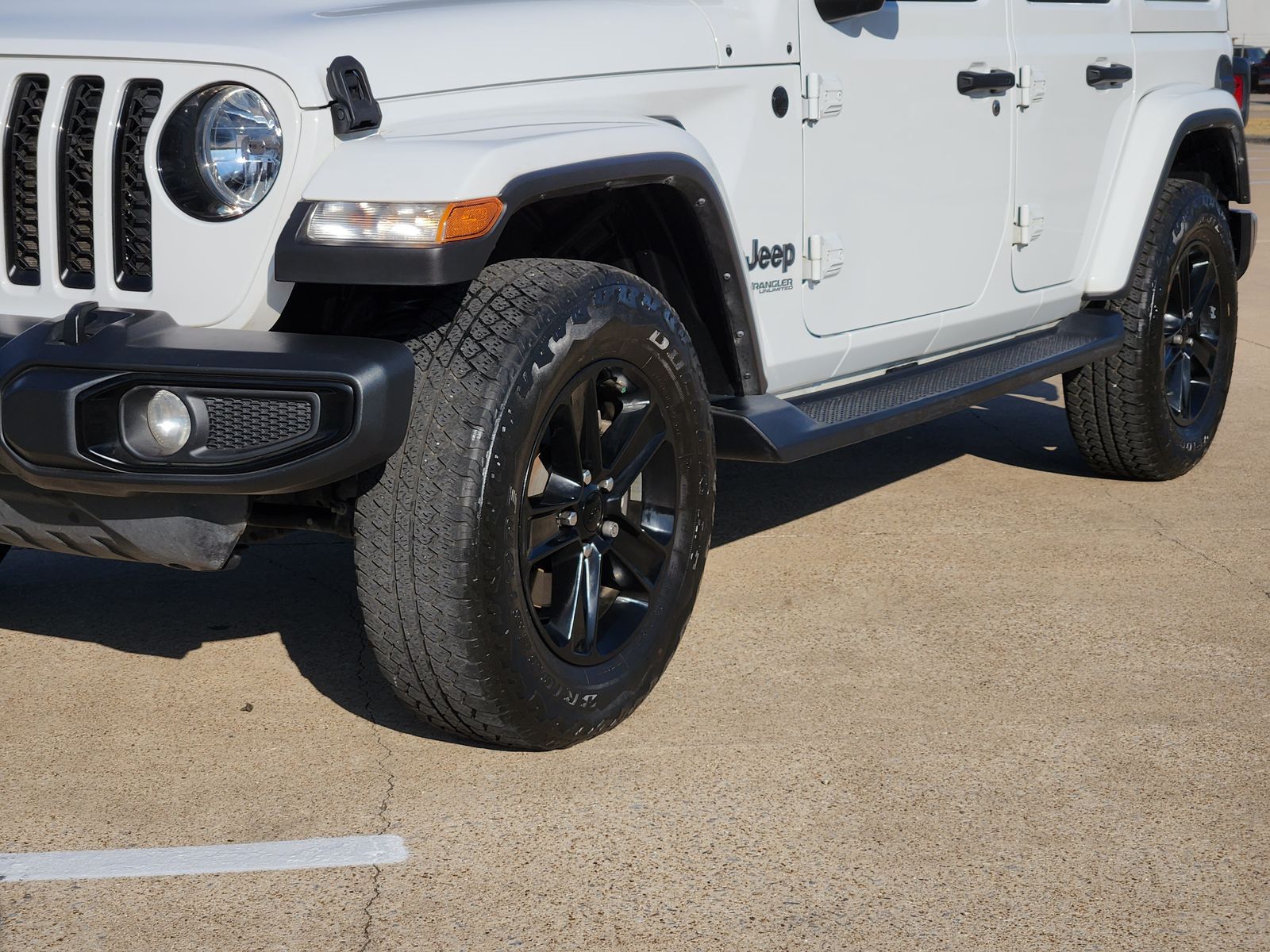 Used 2022 Bright White Jeep Unlimited Sahara image 12