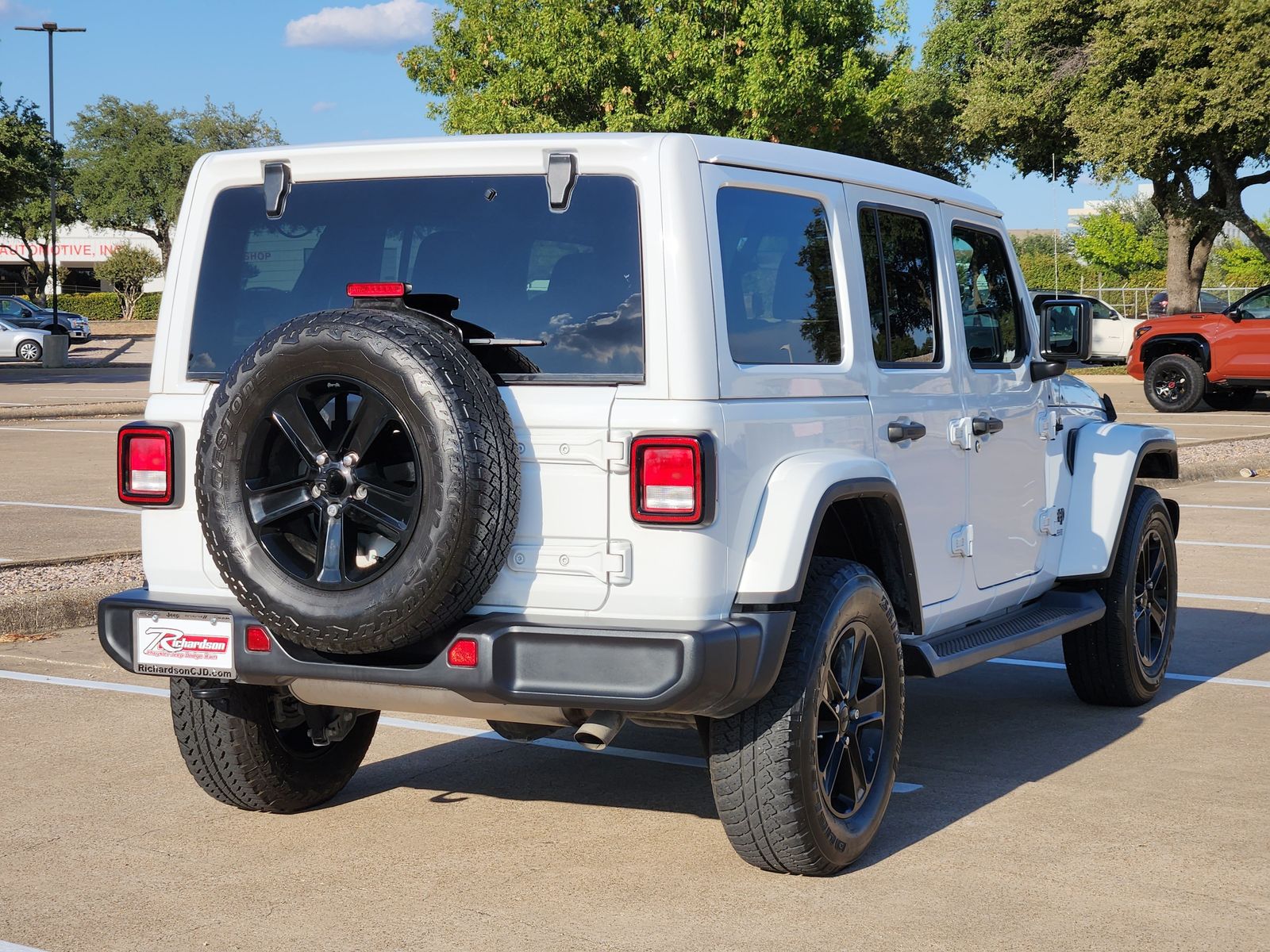 Used 2022 Bright White Jeep Unlimited Sahara image 6