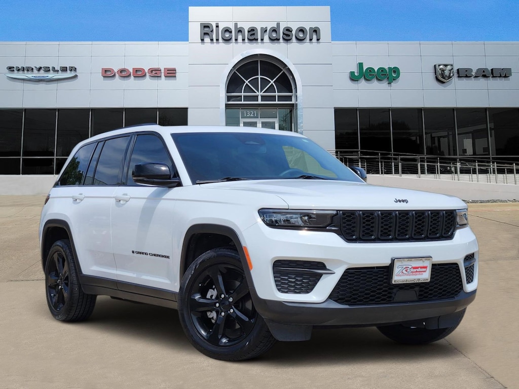 Used 2023 Jeep Grand Cherokee Laredo SUV