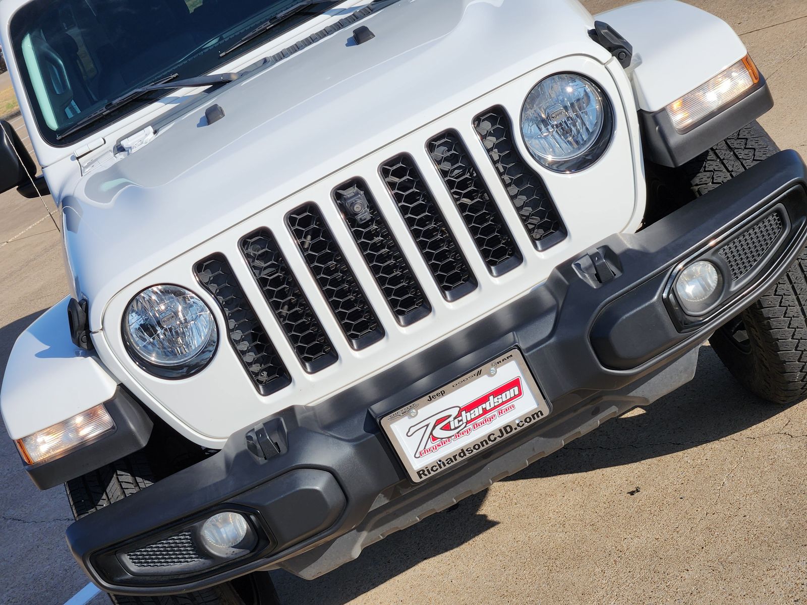 Used 2022 Bright White Jeep Unlimited Sahara image 14