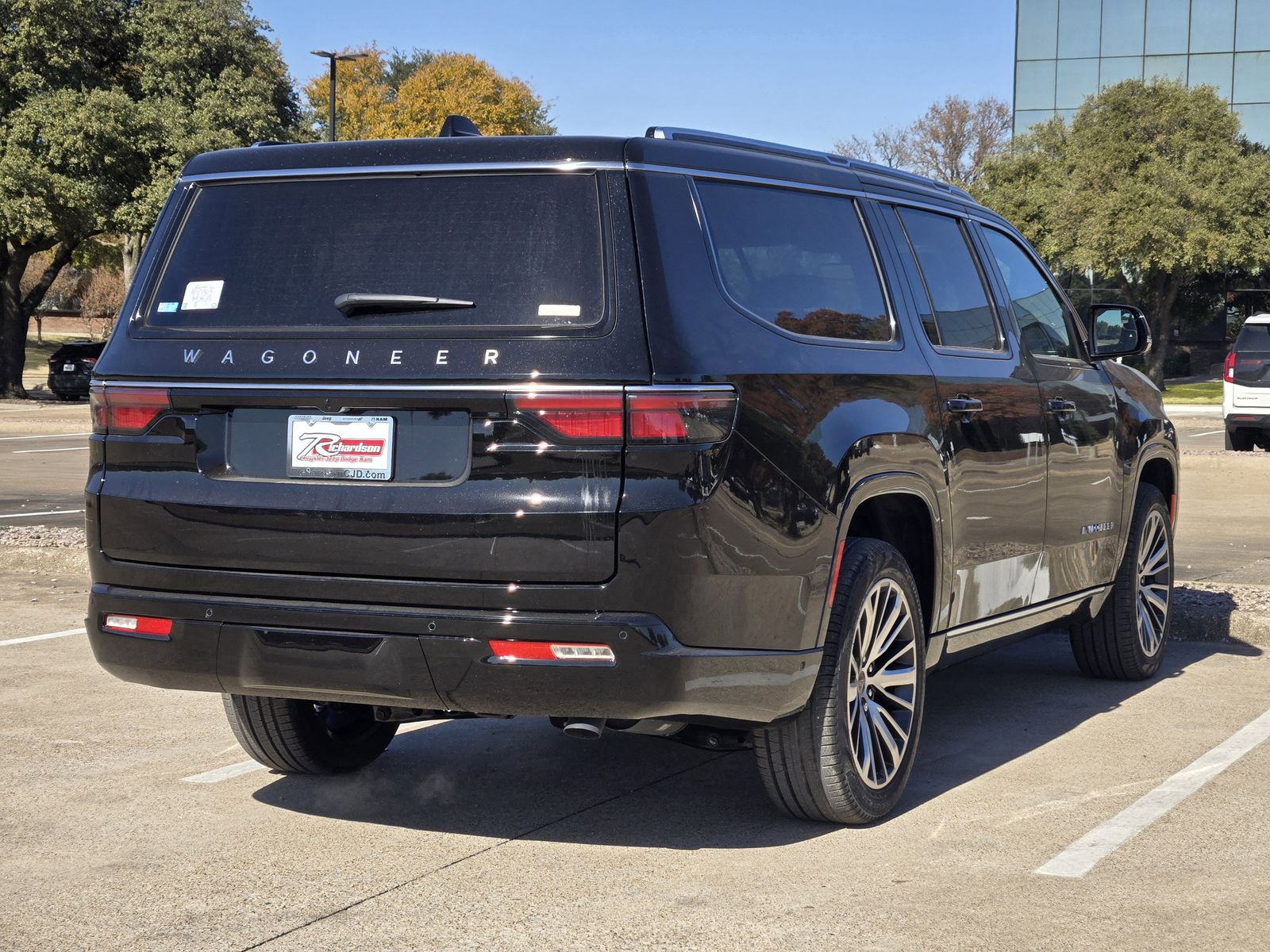 New 2025 Diamond Black Crystal Pearlcoat Jeep L LIMITED 4X4 image 4