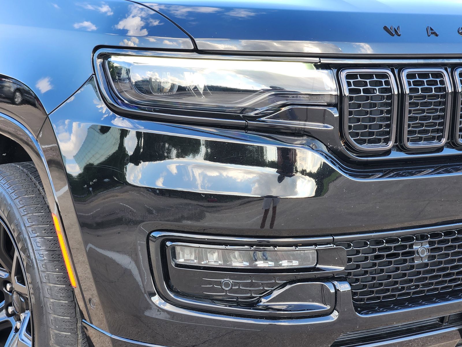 Used 2023 Diamond Black Crystal Pearlcoat Jeep Base image 9