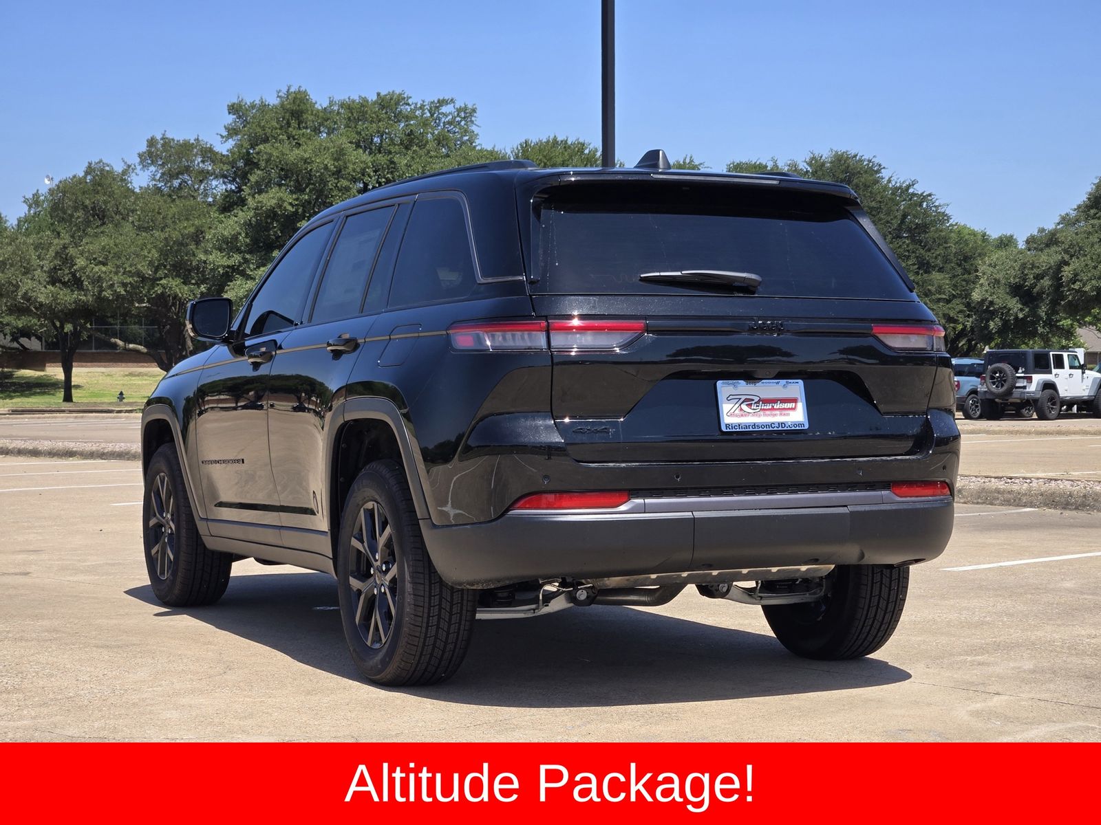 New 2026 Diamond Black Crystal Pearlcoat Jeep LAREDO ALTITUDE 4X4 image 4