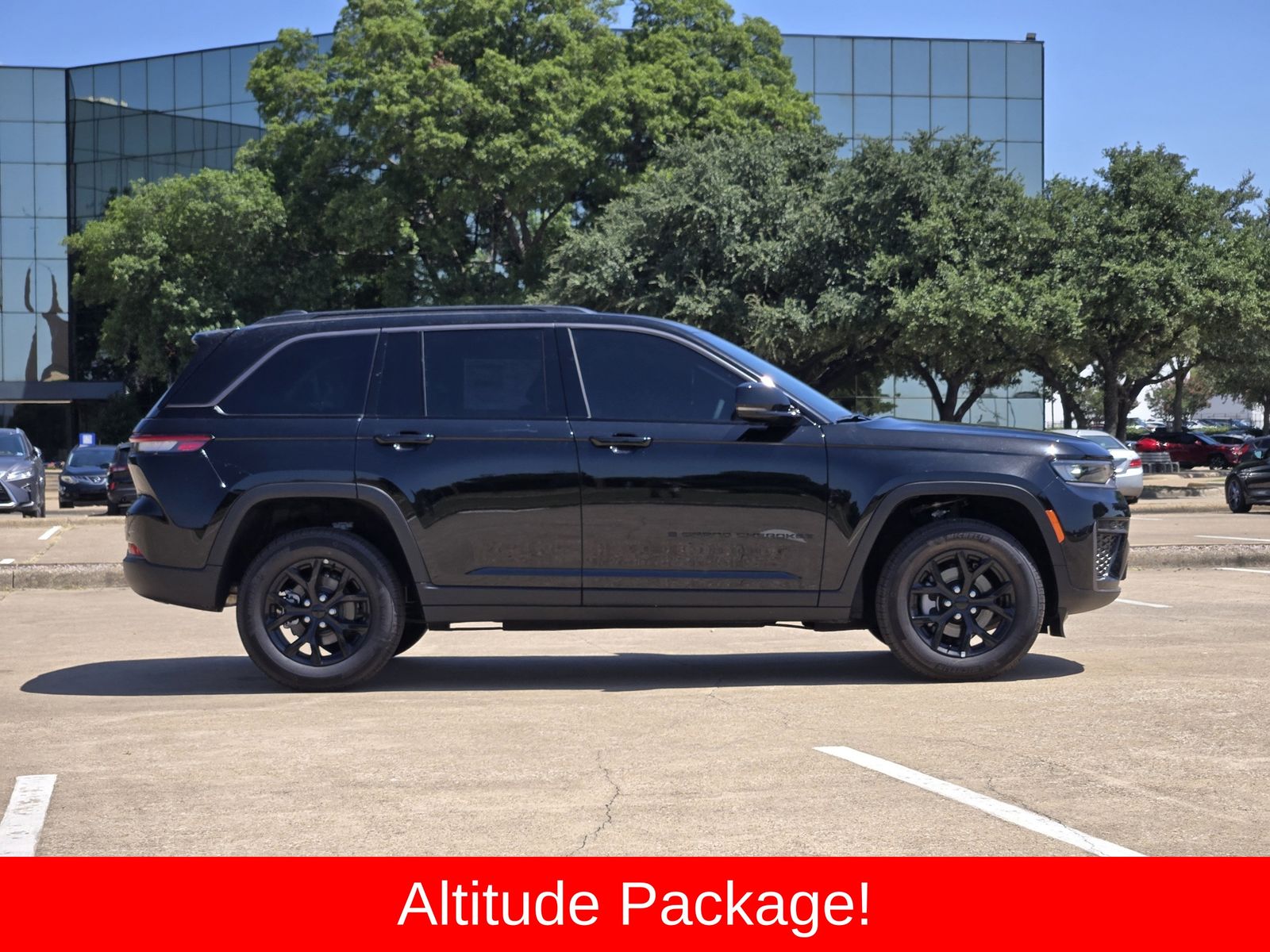 New 2026 Diamond Black Crystal Pearlcoat Jeep LAREDO ALTITUDE 4X4 image 7