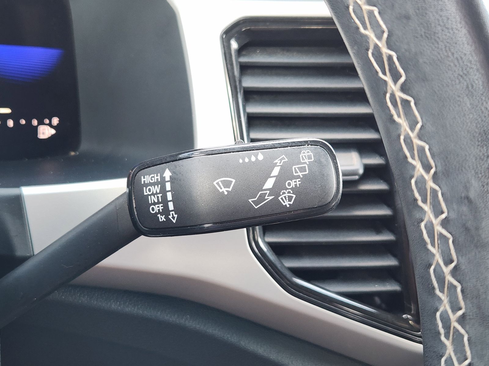 Used 2022 Pure White Volkswagen 2.0T SE w/Technology image 37