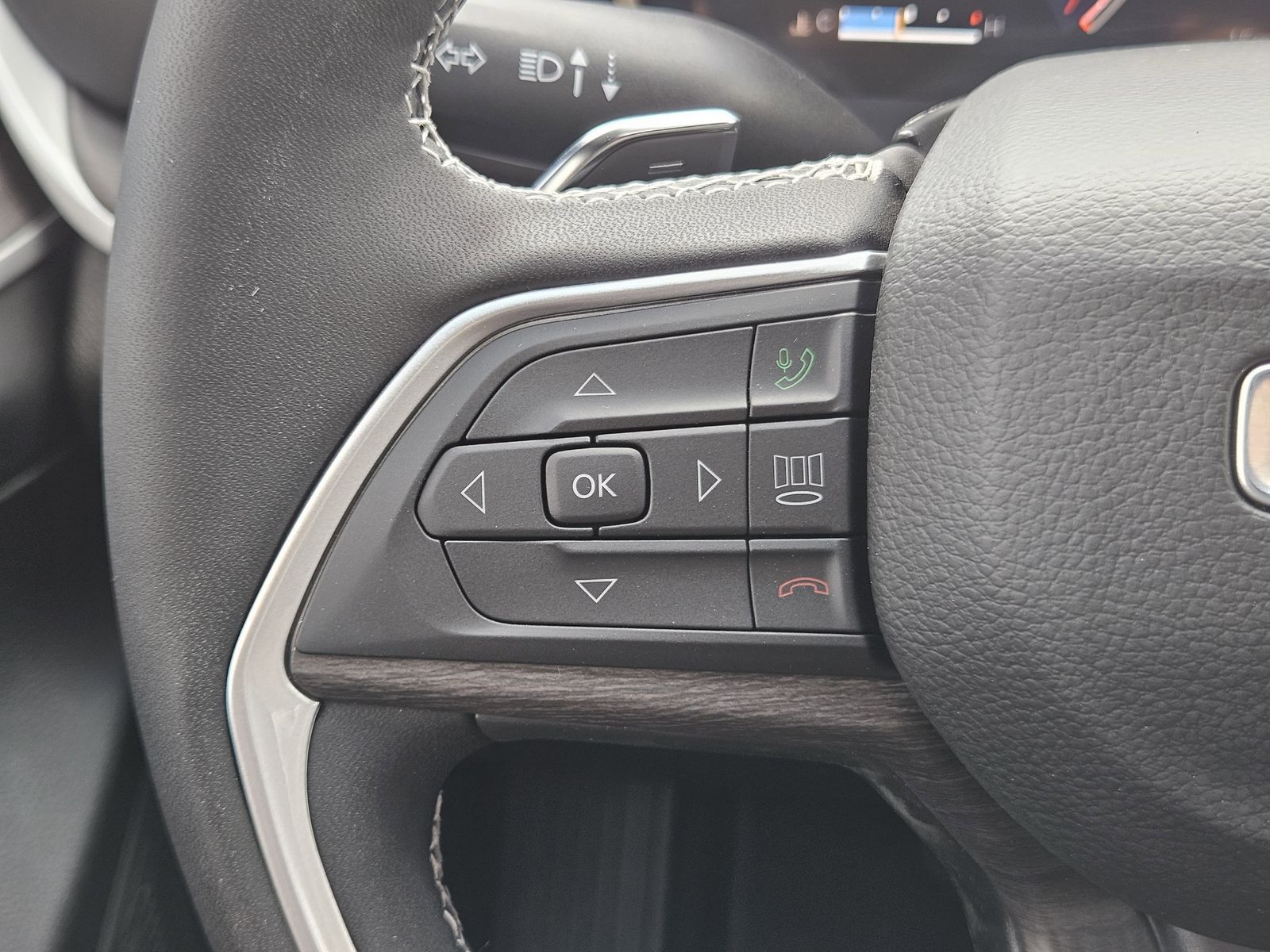 New 2025 Bright White Jeep L LIMITED 4X2 image 29