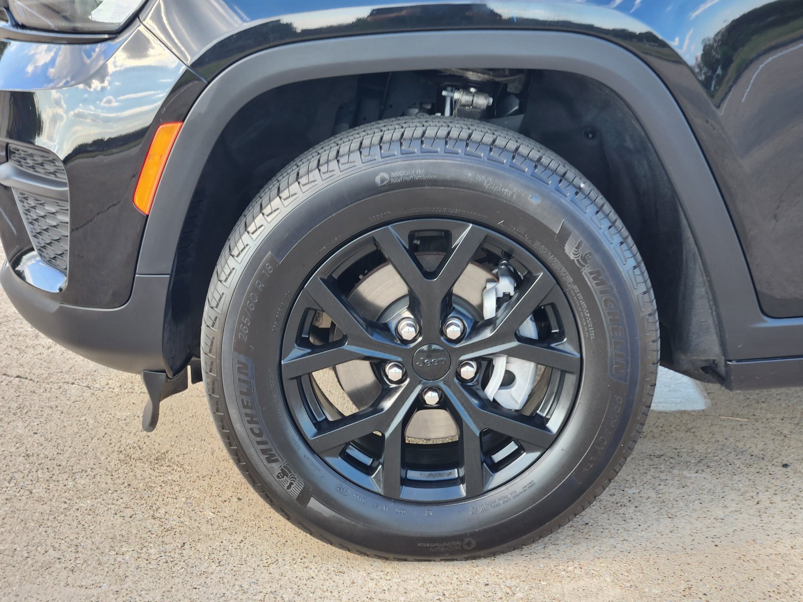 Used 2025 Diamond Black Crystal Pearlcoat Jeep Laredo image 18