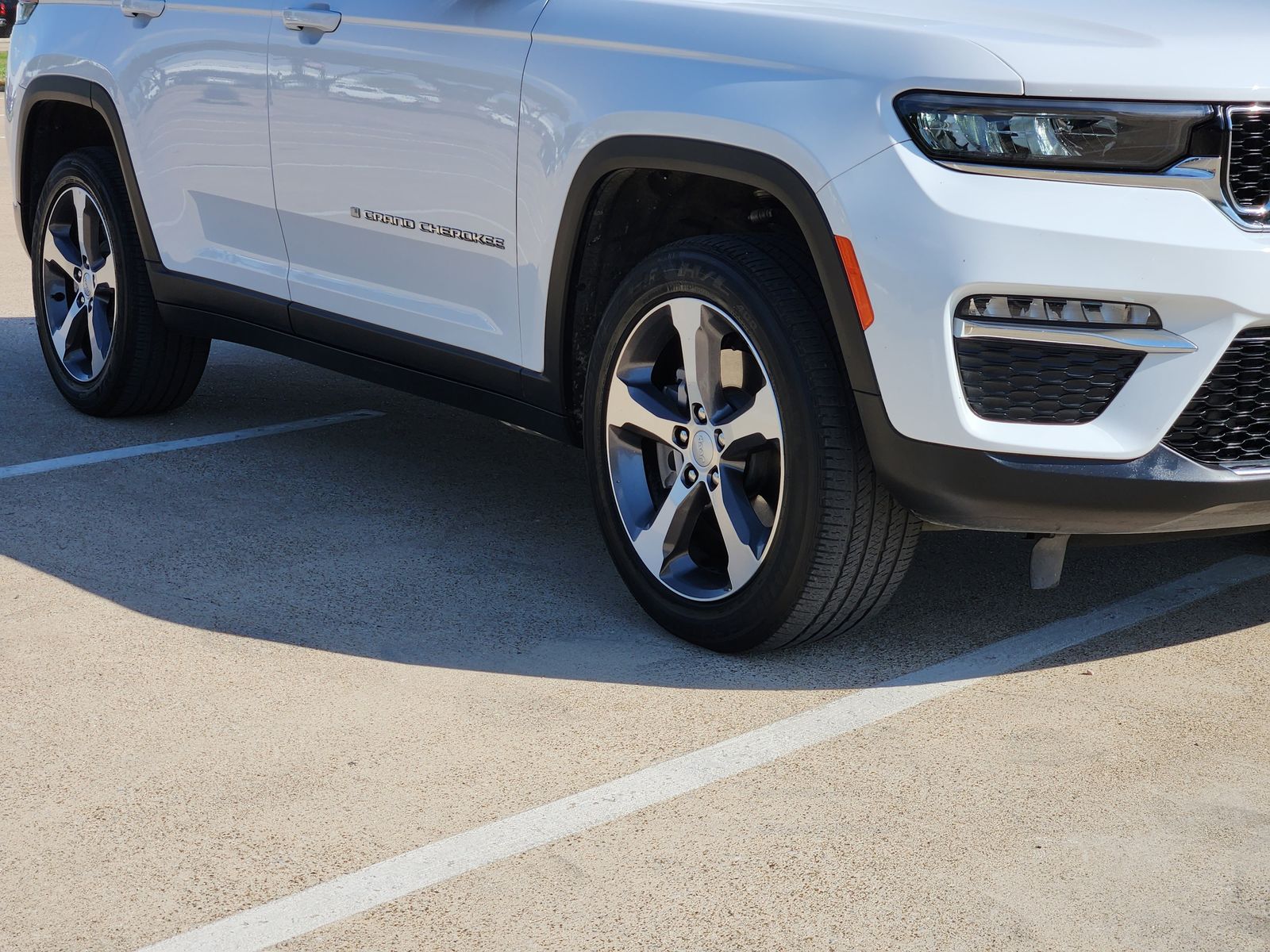 Used 2024 Bright White Jeep Base image 11