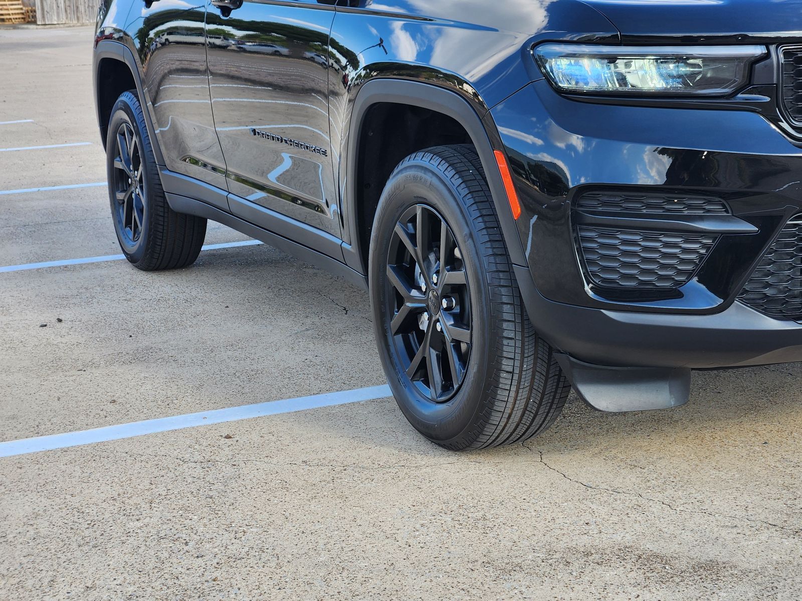 Used 2025 Diamond Black Crystal Pearlcoat Jeep Laredo image 12
