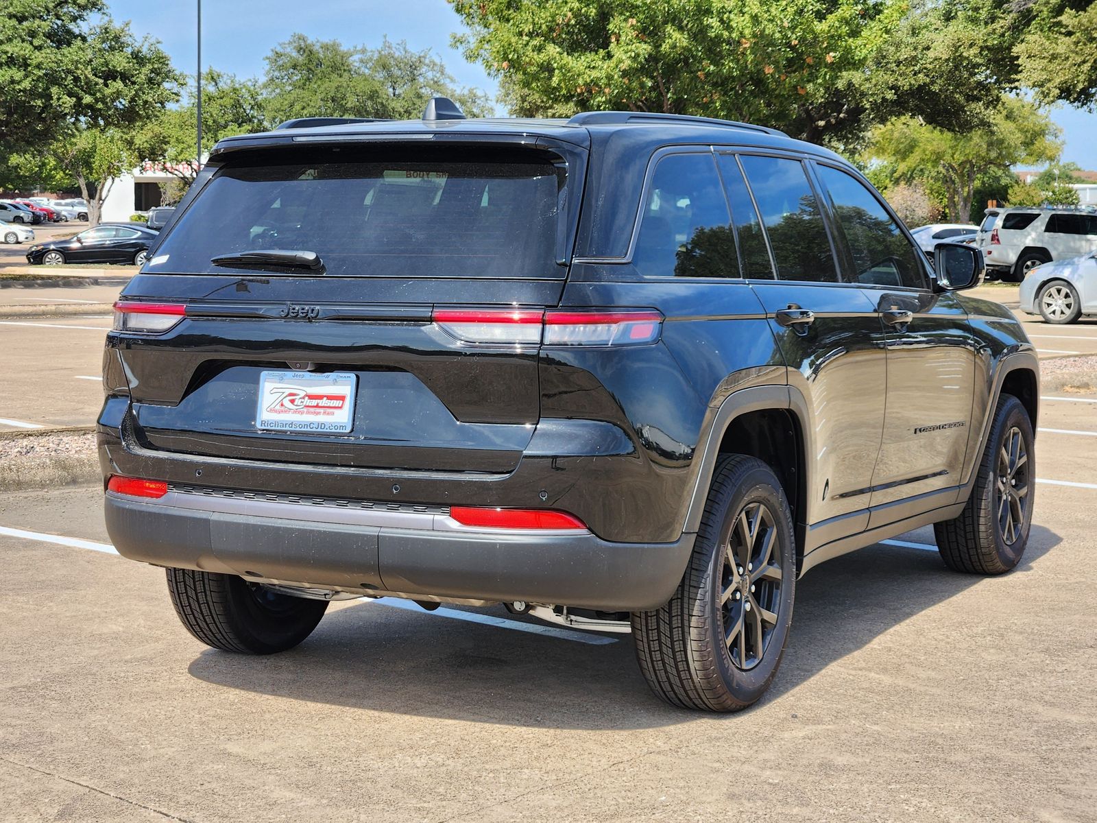 New 2026 Diamond Black Crystal Pearlcoat Jeep LAREDO ALTITUDE 4X2 image 6