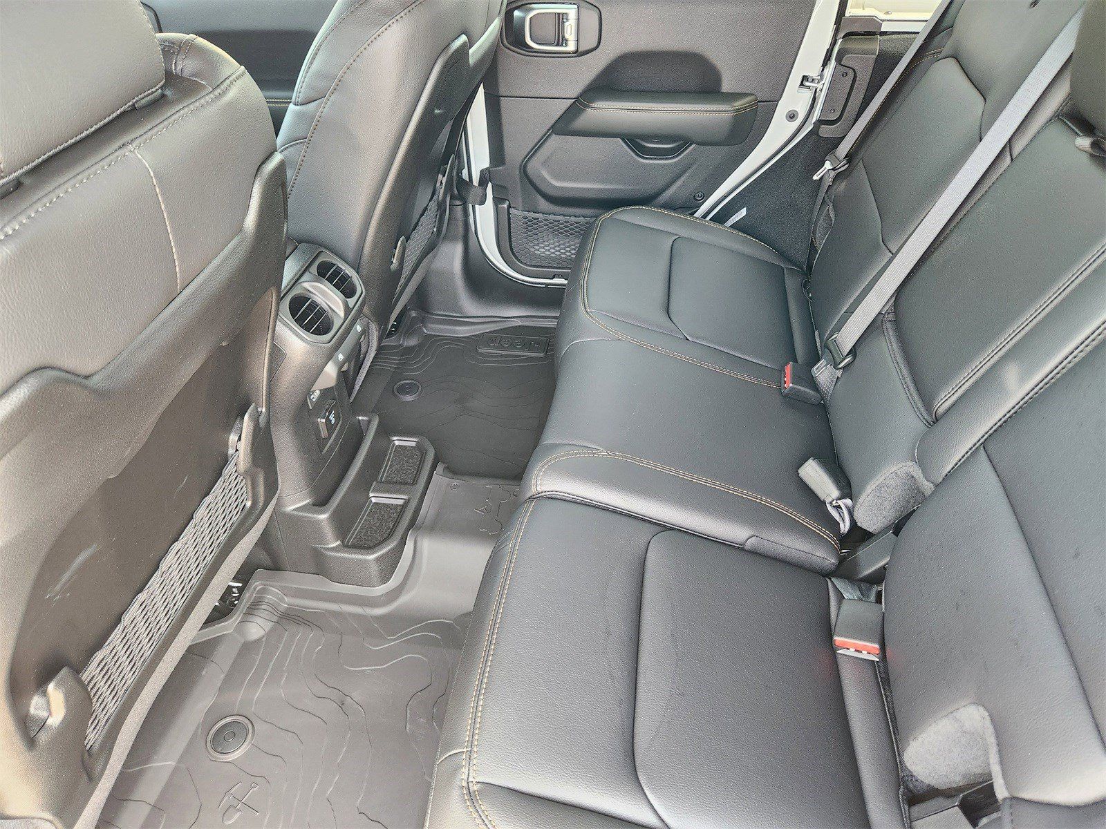 New 2026 Bright White Jeep 4-DOOR SAHARA image 41